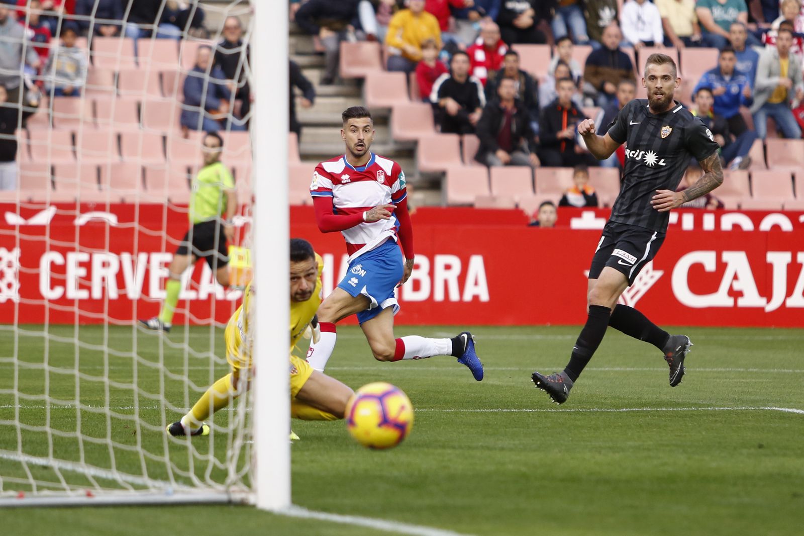 Álvaro Vadillo remata demasiado cruzado en la ocasión más clara del primer acto.
