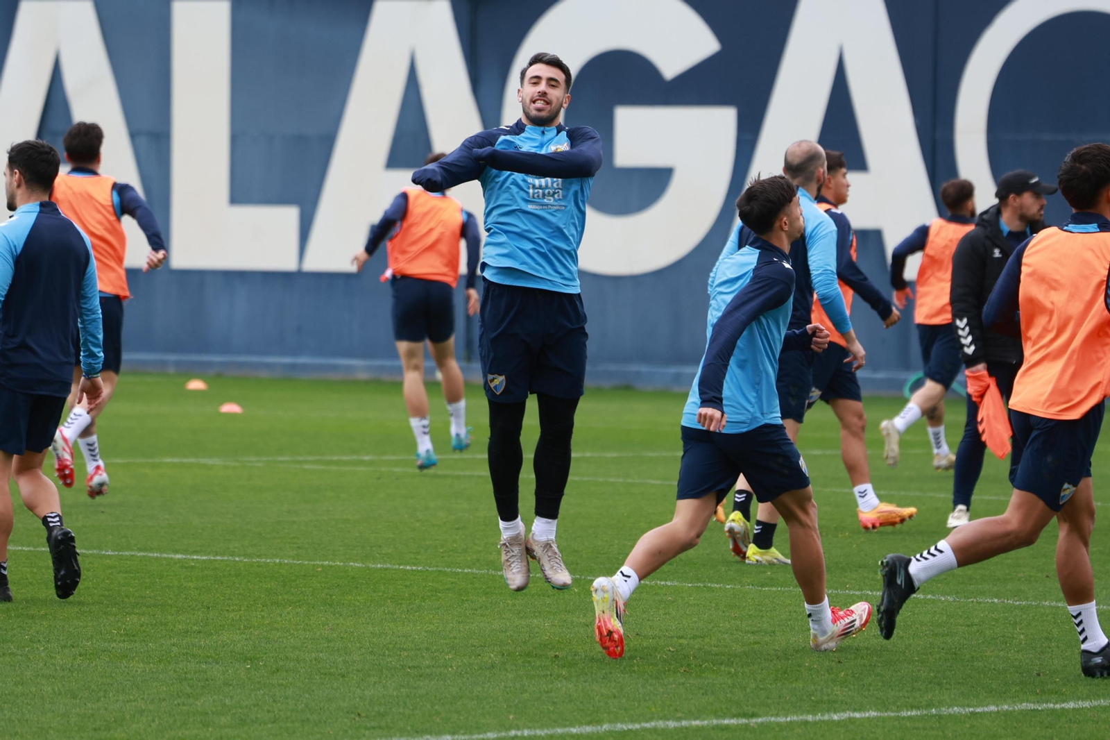 Ramón Enríquez: El capitán reaparece en muletas y sonriente