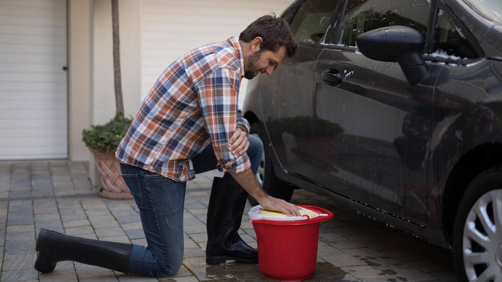 ¿Puedo lavar mi coche en la calle?