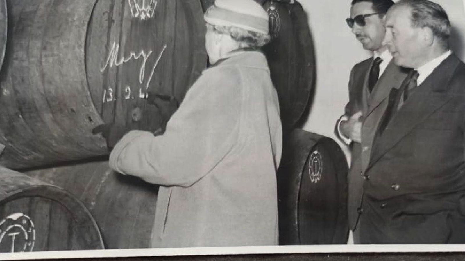 Firmando una bota en La Mariscala (Archivo Francisco Lozano).