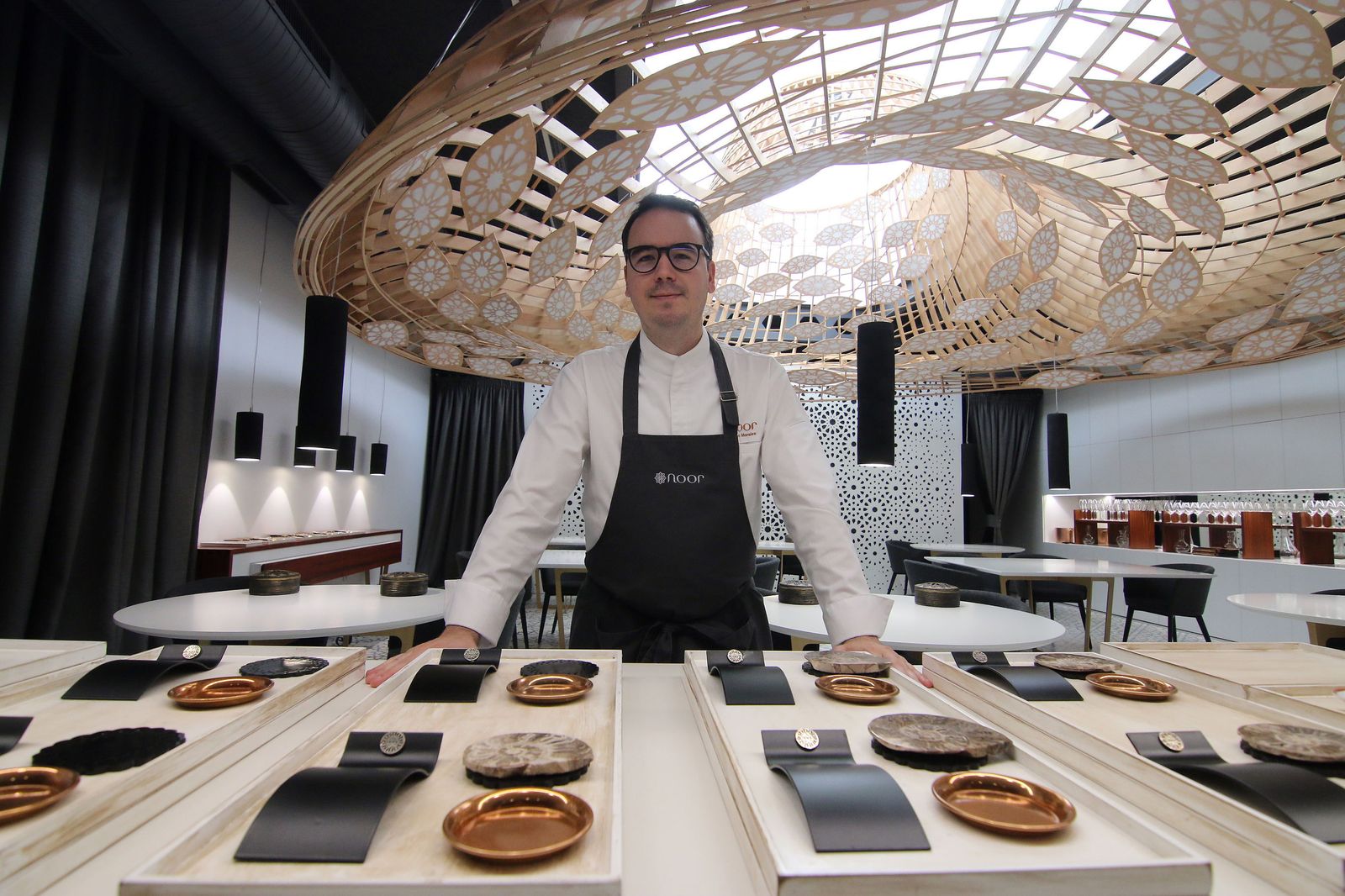 Paco Morales posa en el restaurante Noor.