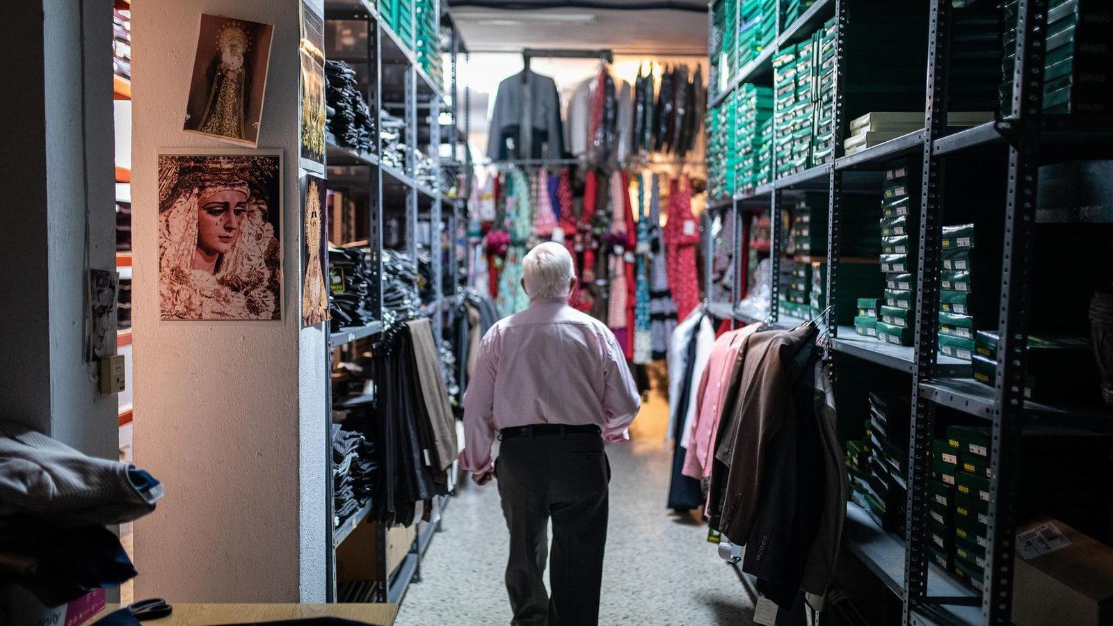 Ubaldo López en el almacén de su tienda, Revuelo Moda Flamenca, repleto de stock.