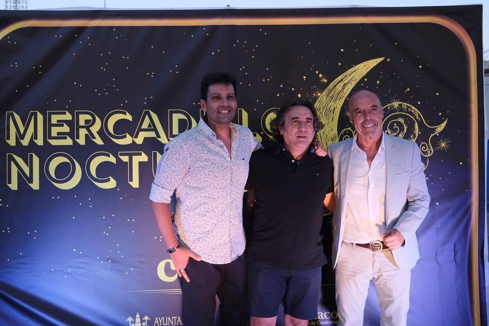 Los ambulantes celebran el primer mercadillo nocturno de El Arenal, en imágenes