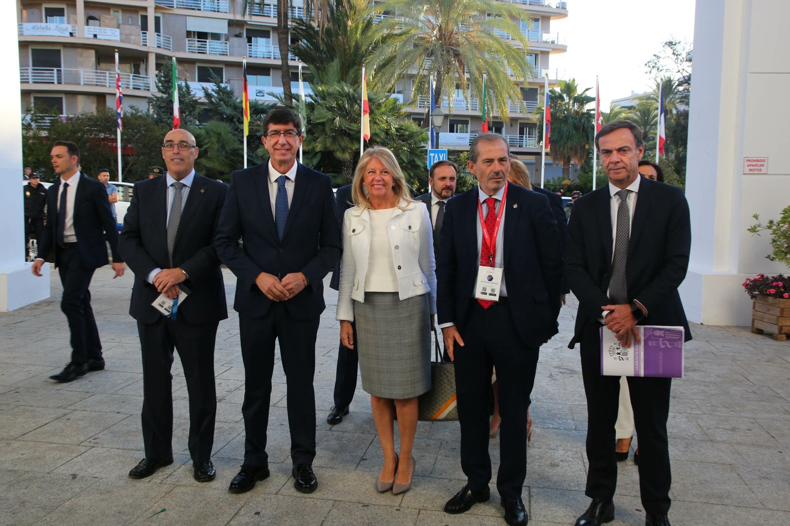La alcaldesa, Ángeles Muñoz, junto al consejero de Justicia, Juan Marín, y el decago de abogados, Javier Lara.