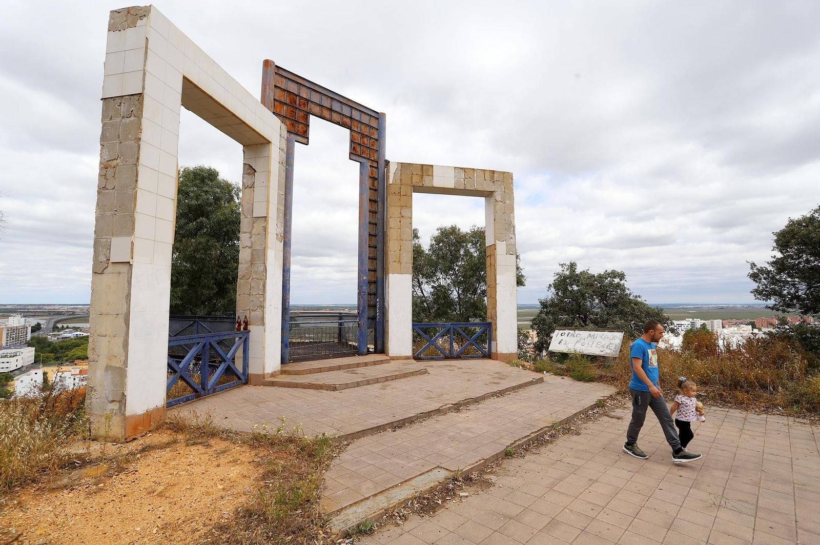 Imágenes de la suciedad, deterioro y abandono de los miradores del Conquero