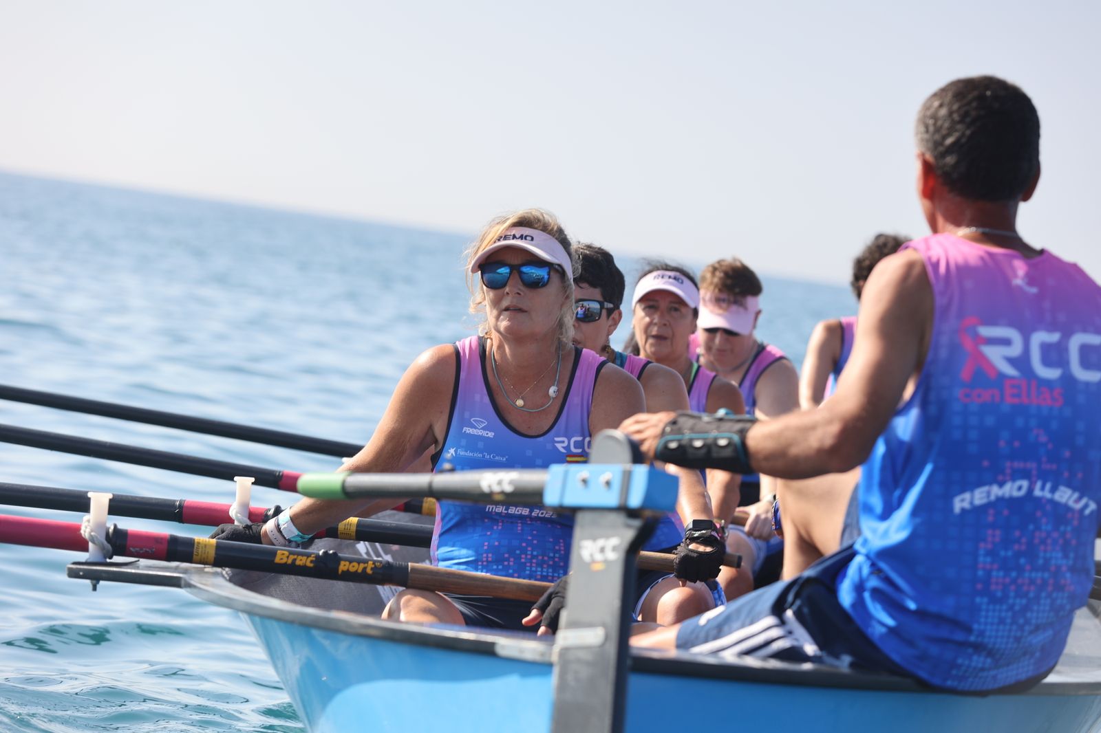Más de 100 mujeres supervivientes de cáncer participan este sábado en una Regata Nacional en Málaga