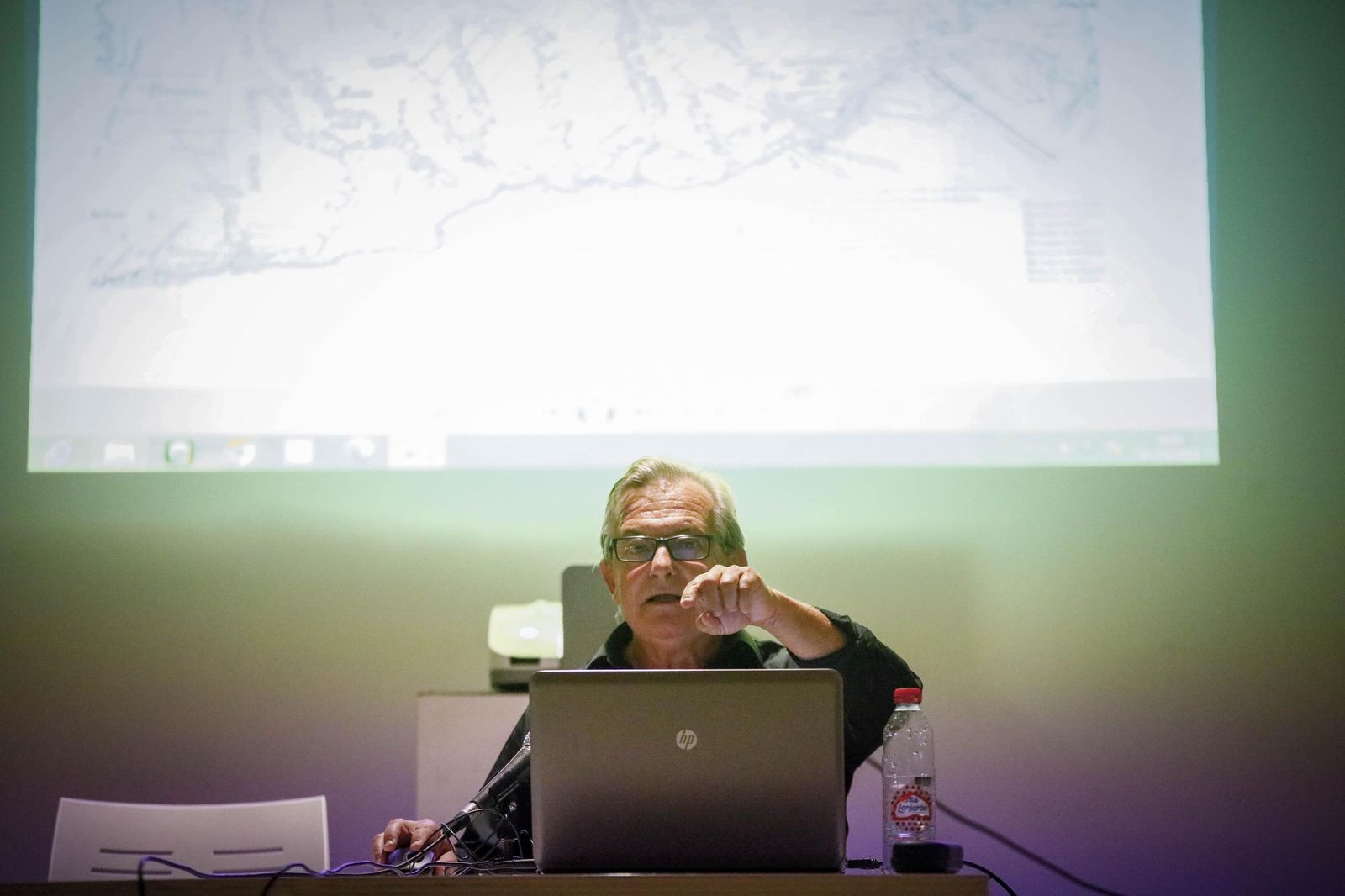 Las imágenes de la conferencia dentro de la "Semana Cultural Puerta Europa" de Ginés Valera en Almería