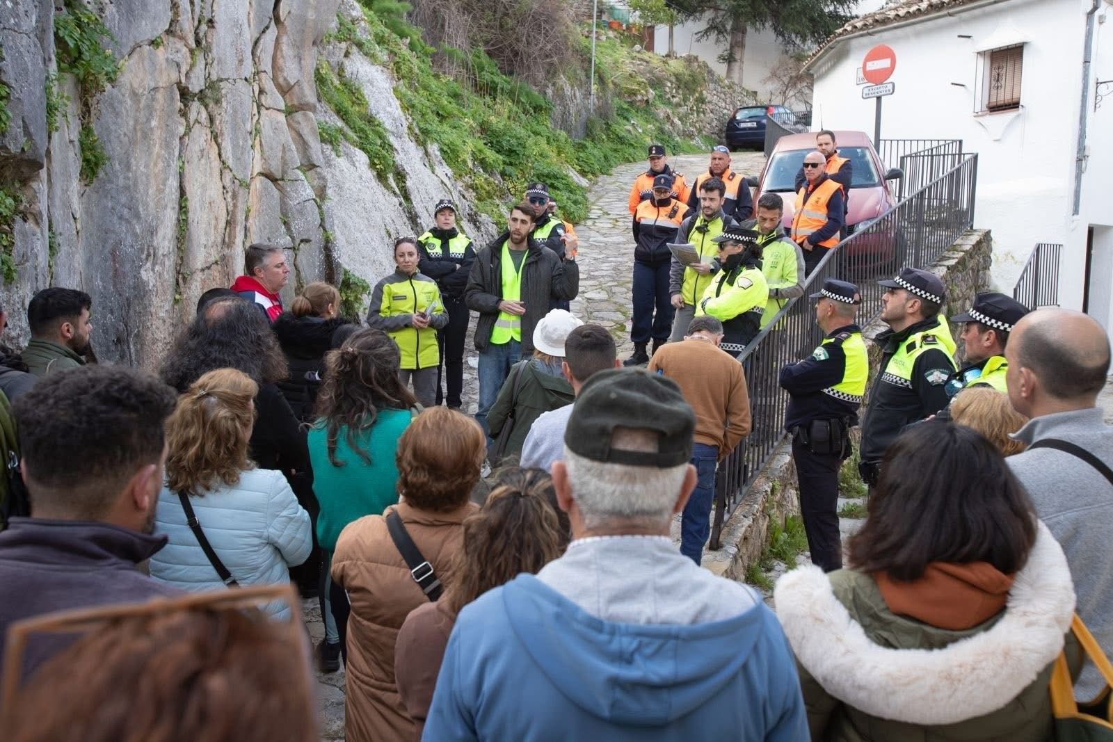 Vecinos de Grazalema escuchan las instrucciones antes de volver a sus hogares.