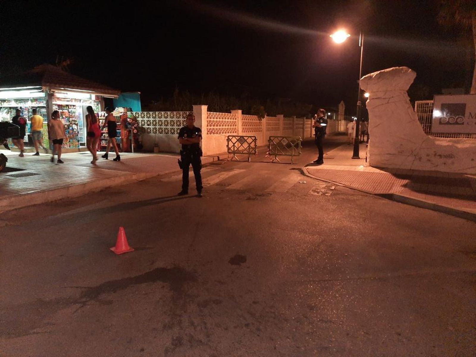 Dos agentes realizando un control de alcoholemia en Torremolinos.