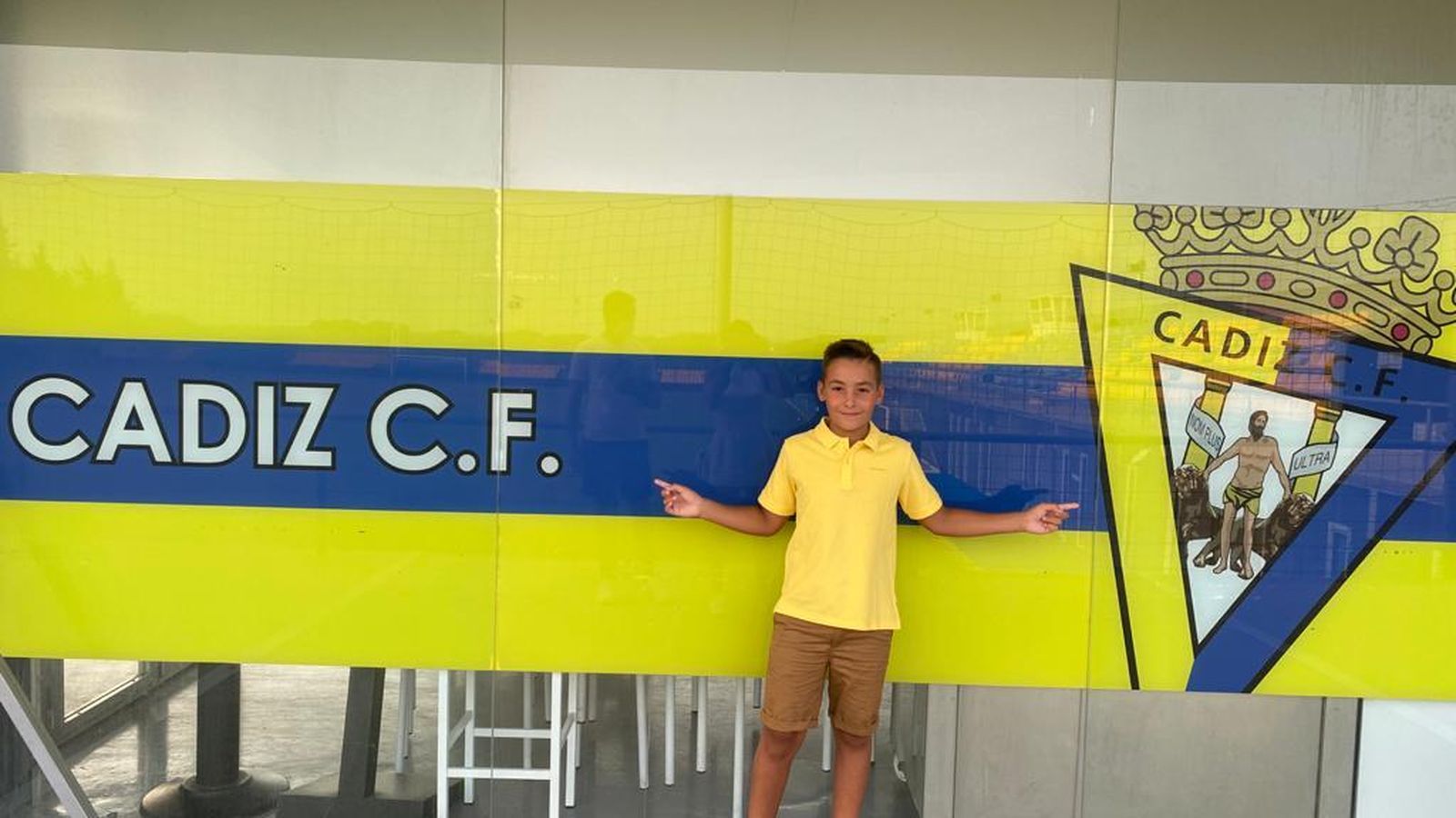 Junto al escudo del Cádiz.