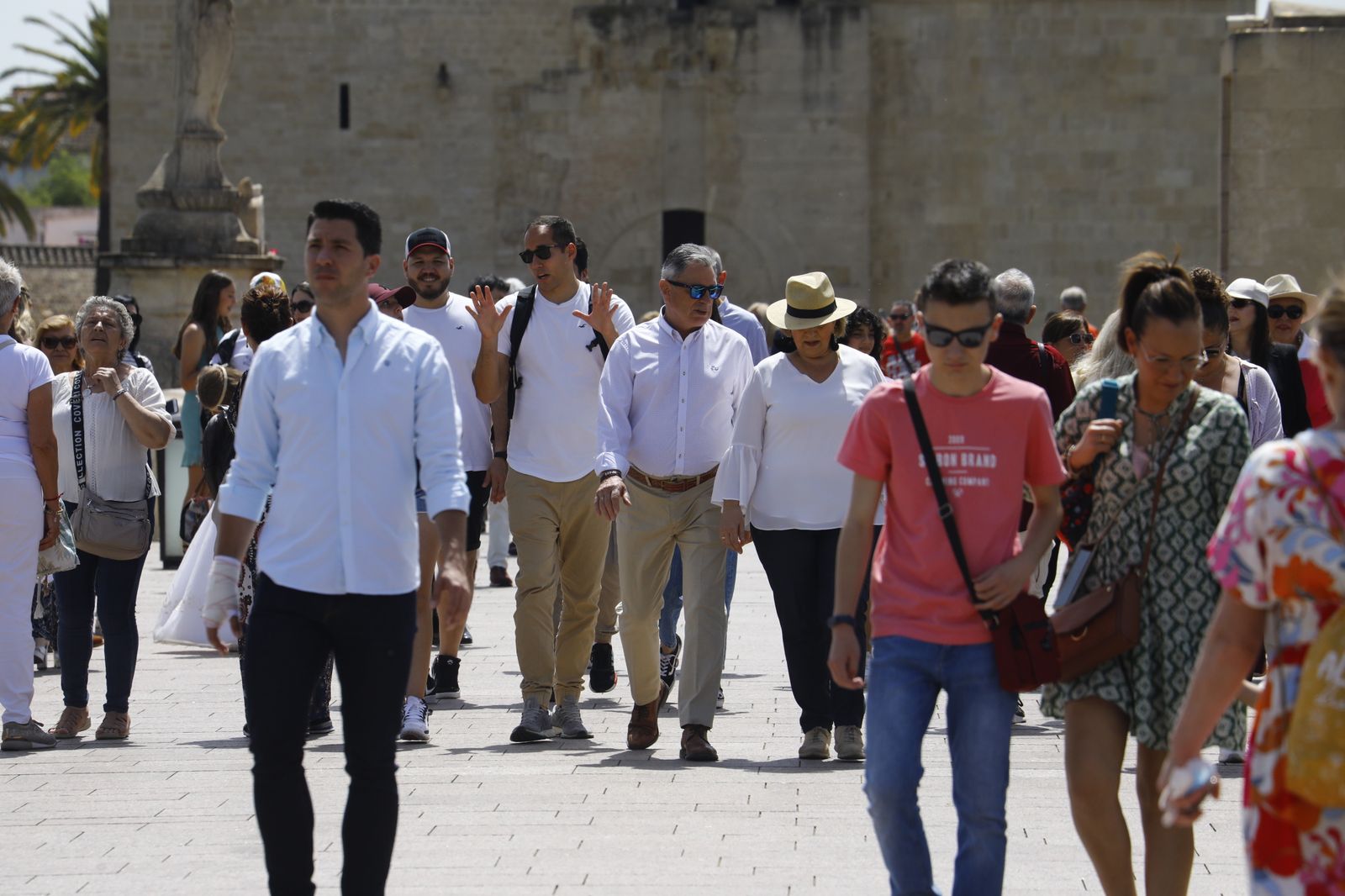 Los turistas abarrotan las calles y Las Cruces de Córdoba, en imágenes