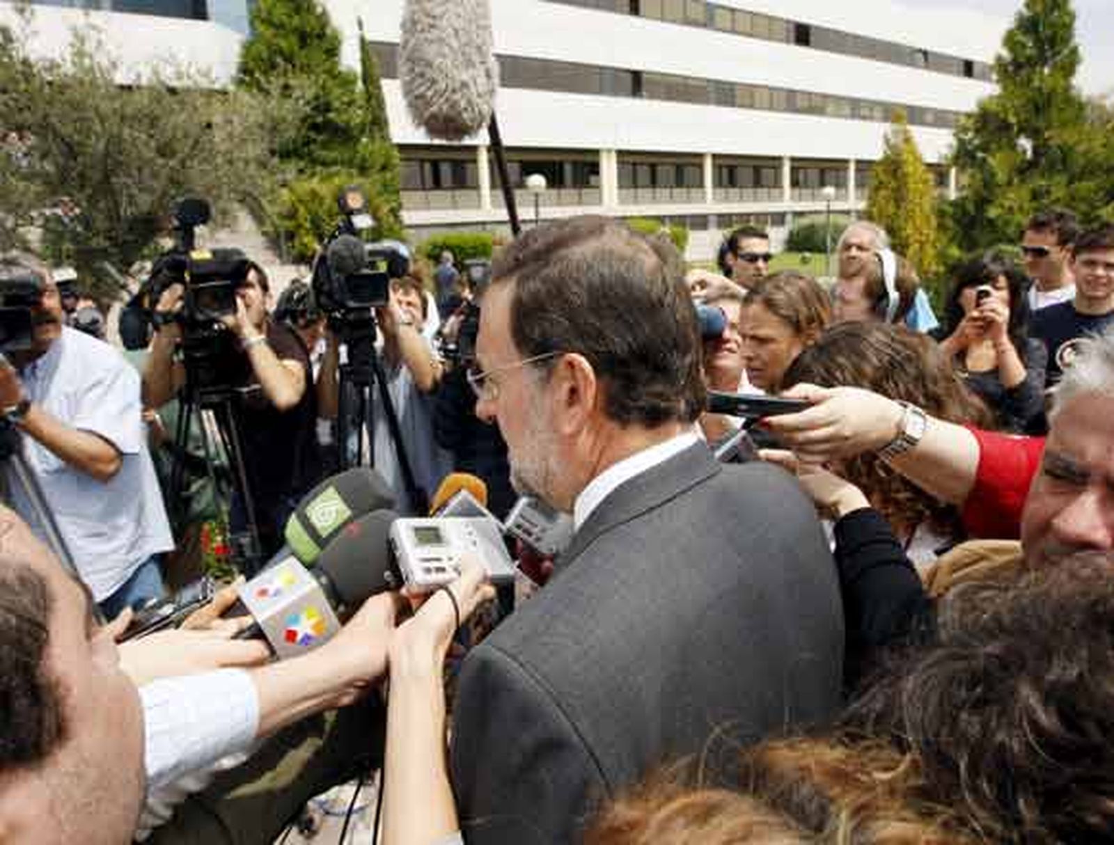 Rajoy reconoce que el PP pasa "por un momento difícil"