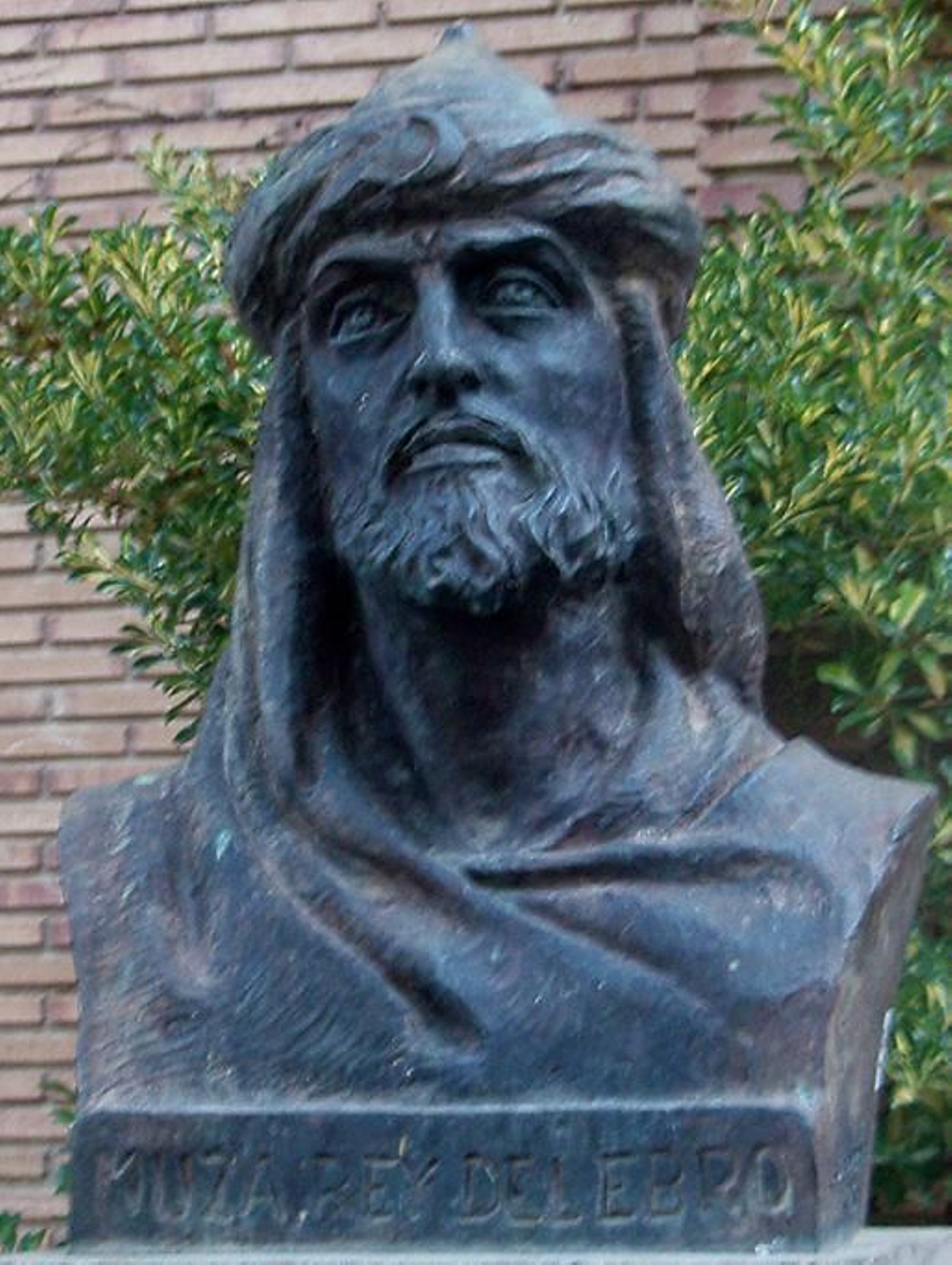 Monumento a Musa ben Musa, uno de los comandantes andalusíes que pelearon con los vikingos que habían asaltado Sevilla en el año 844. Monumento a Musa ben Musa, uno de los comandantes andalusíes que pelearon con los vikingos que habían asaltado Sevilla en el año 844.