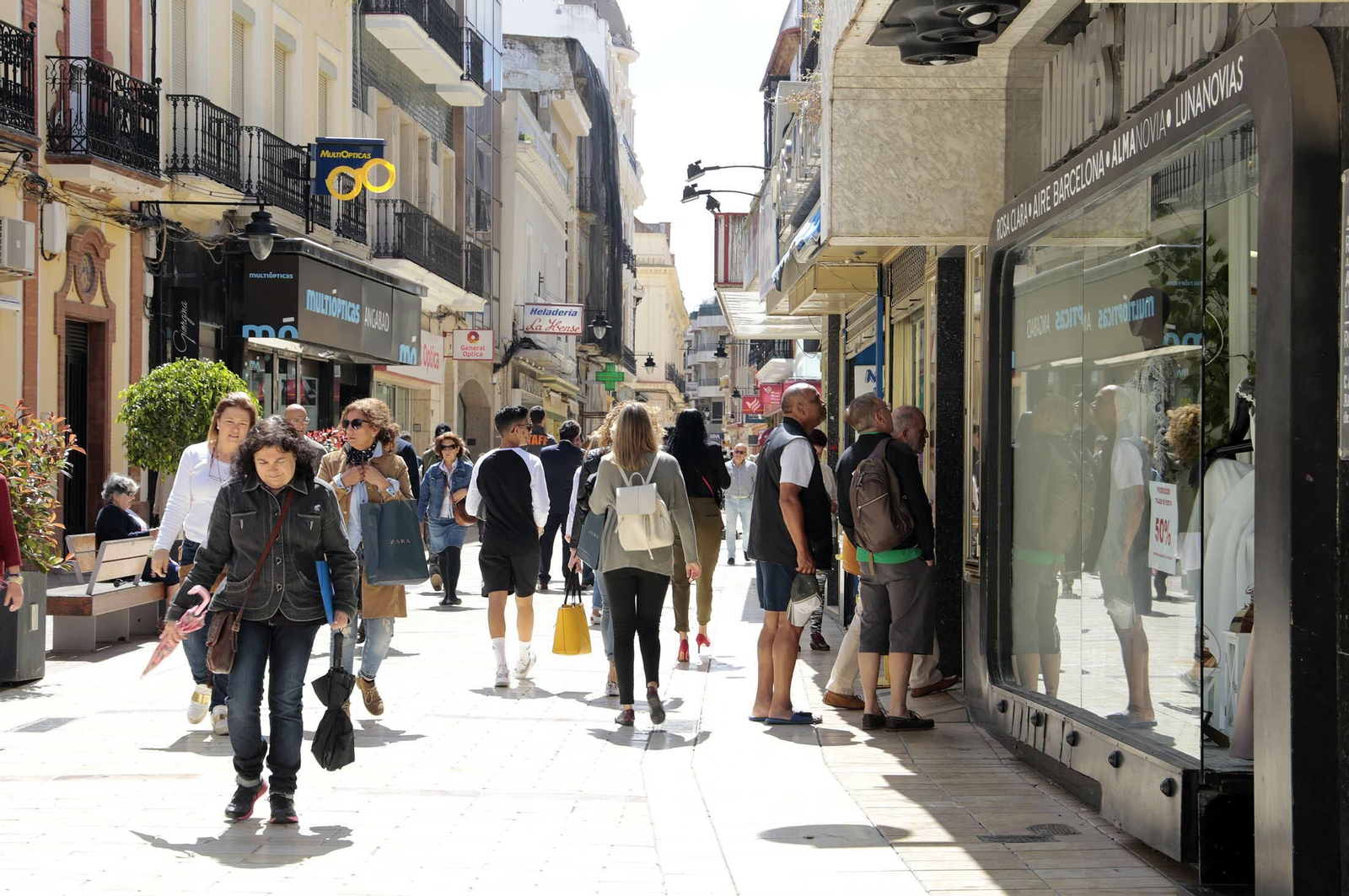 Negocios en las céntricas calles de la capital onubense.