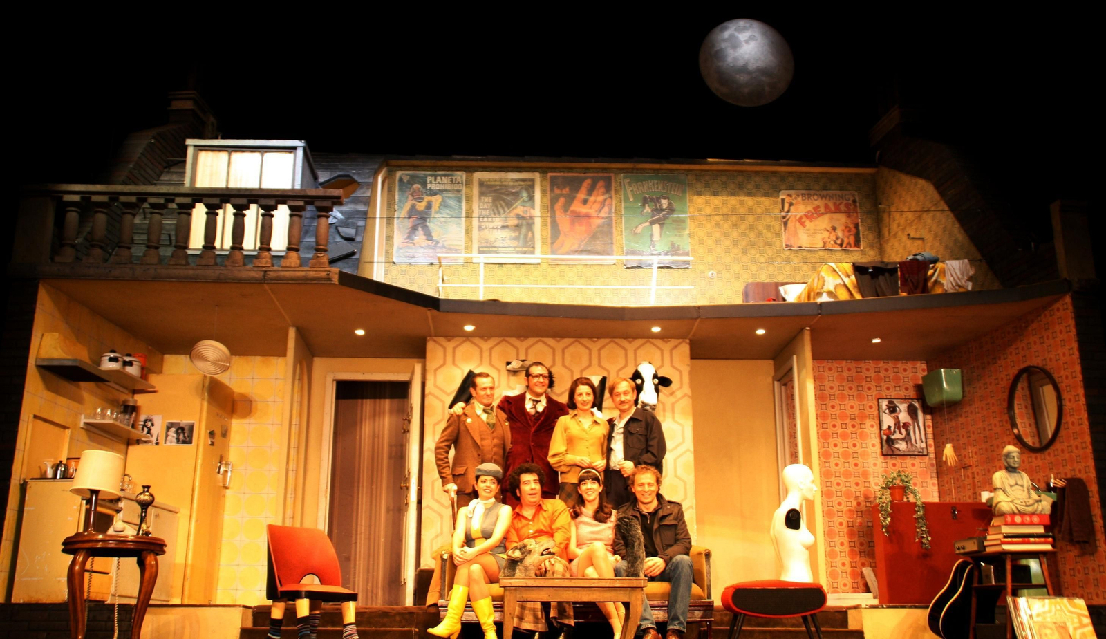 La compañía sevillana en su puesta en escena de 'La cena de los idiotas'.