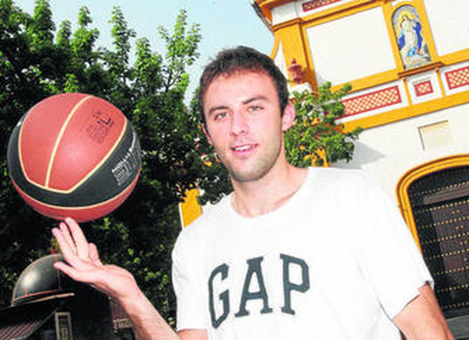 Miki Ortega, ayer en la Plaza de la Iglesia de La Línea.