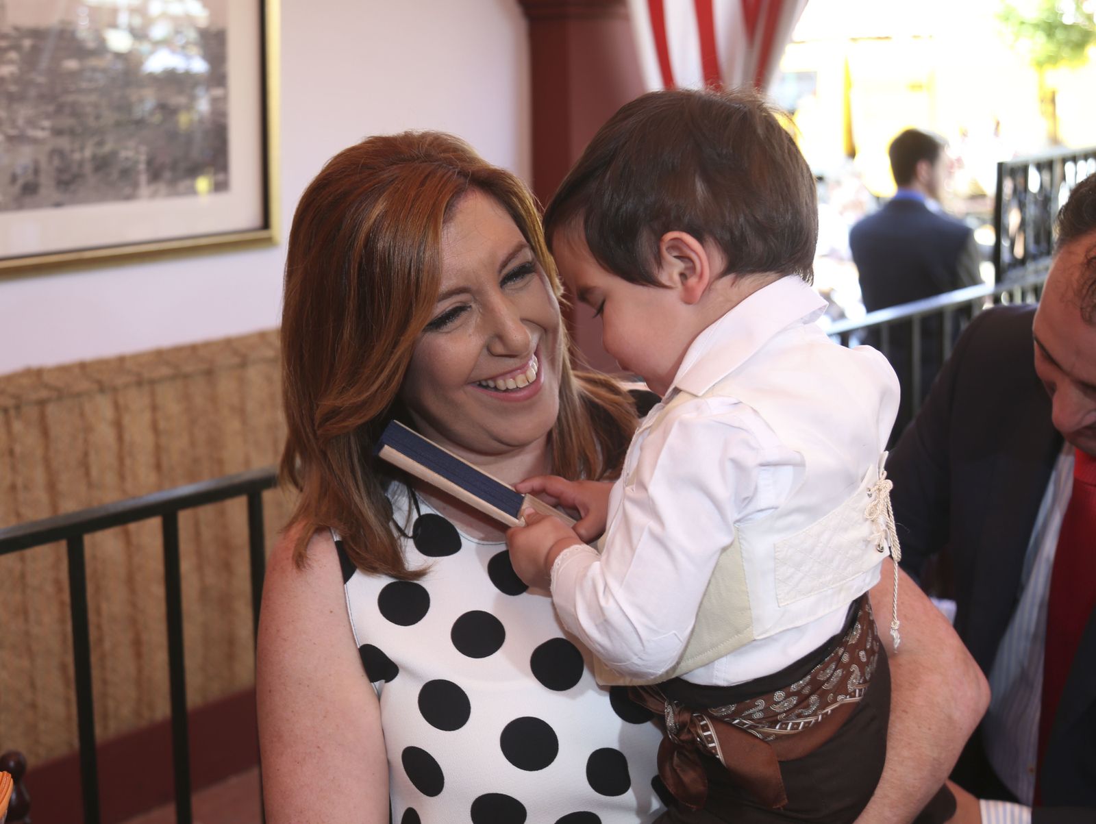 La presidenta de la Junta de Andalucía, Susana Díaz, con su hijo, José María, en la caseta de Cajasol.