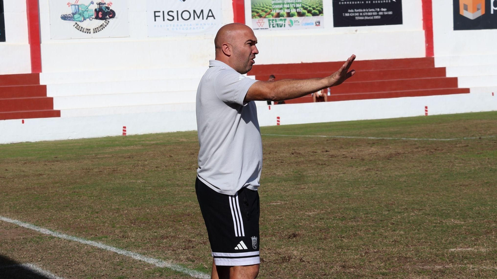 Diego Galiano da instrucciones a sus jugadores en la banda del Juan Cayuela en Totana. Diego Galiano da instrucciones a sus jugadores en la banda del Juan Cayuela en Totana.