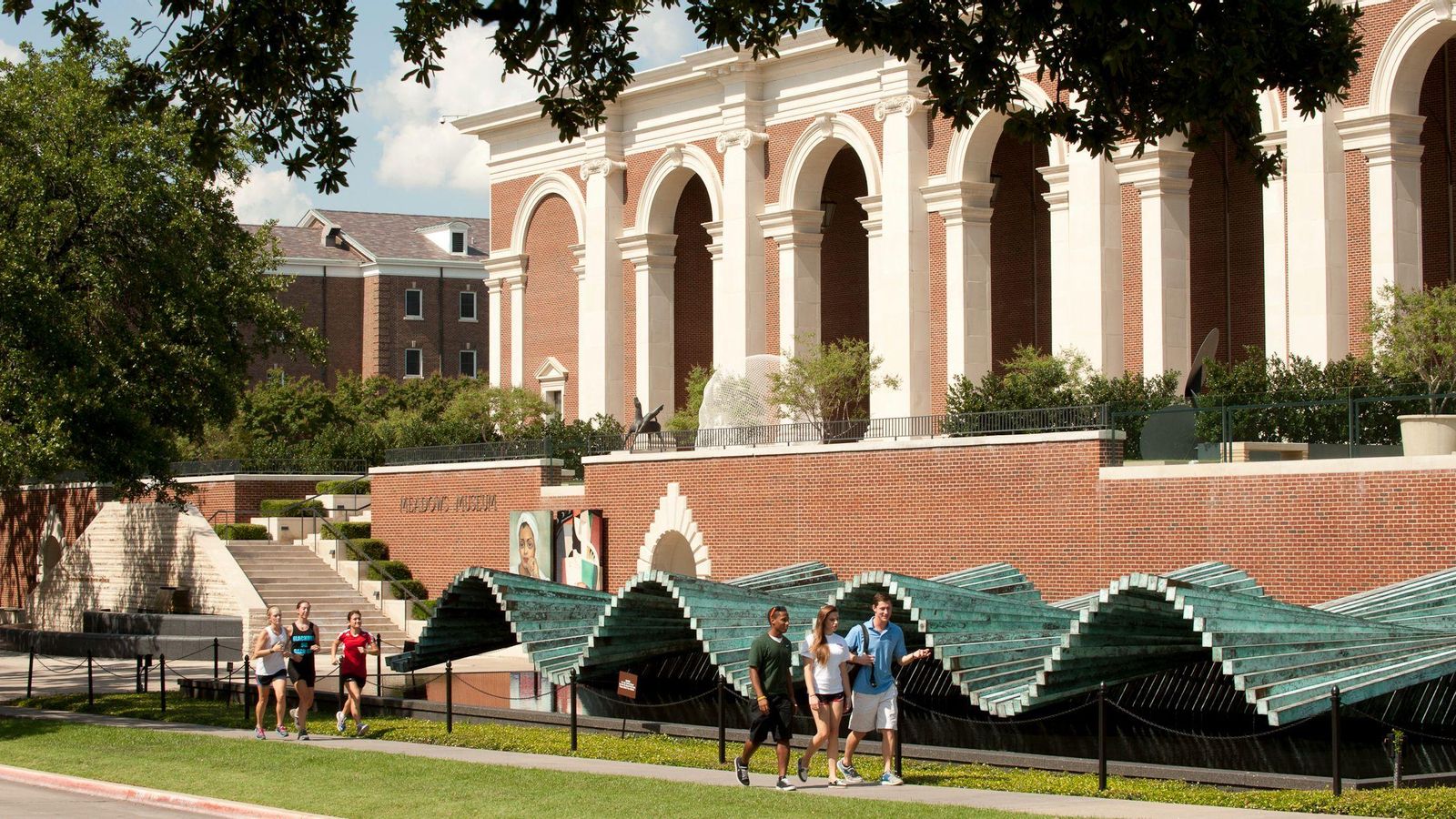 Exterior del Meadows, con la escultura 'La ola', de Santiago Calatrava.