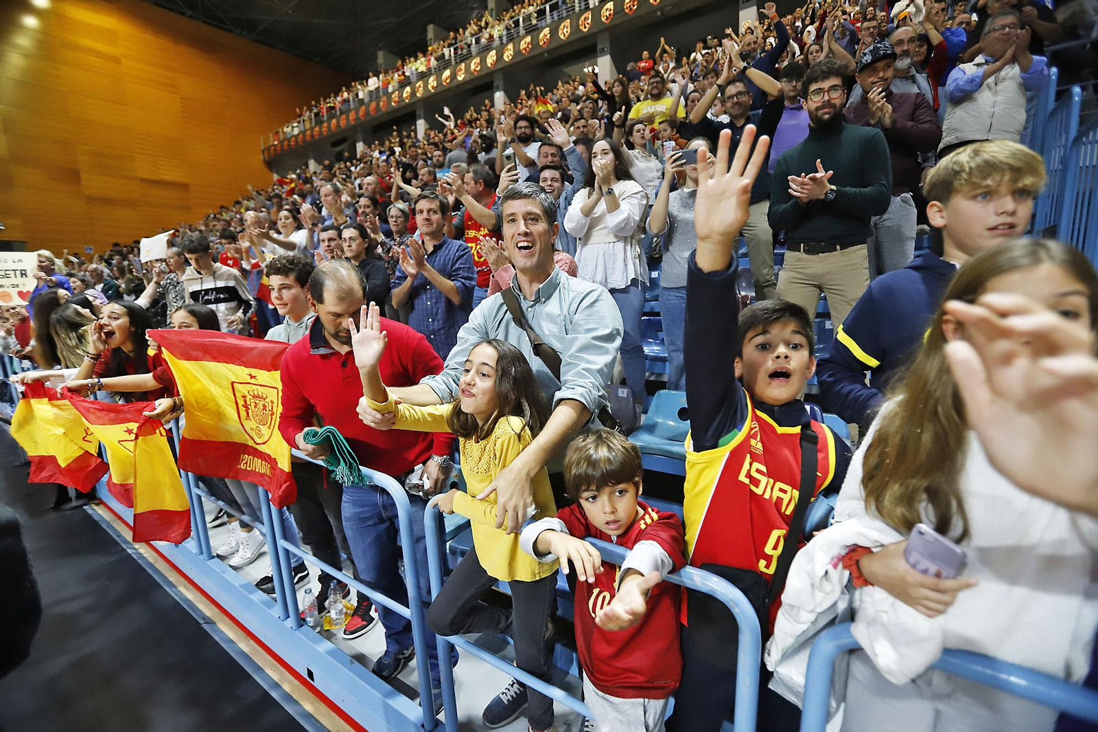 Imágenes de la celebración de la selección Española de baloncesto por certificar su pase con una victoria ante Paises Bajos Imágenes de la celebración de la selección Española de baloncesto por certificar su pase con una victoria ante Paises Bajos