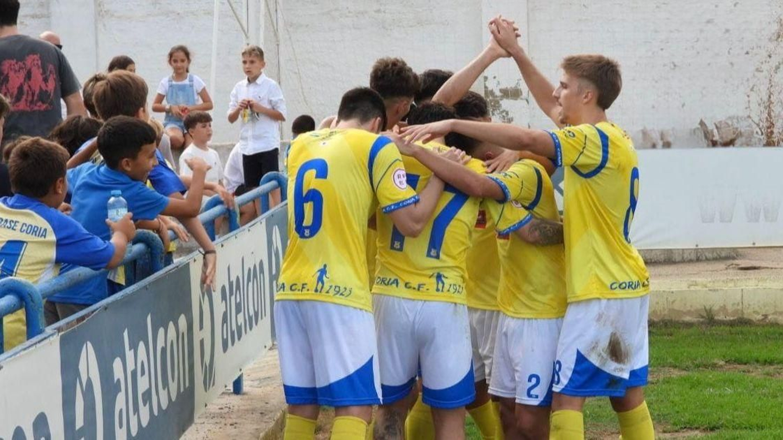 Jugadores del Coria celebran un gol la pasada temporada.