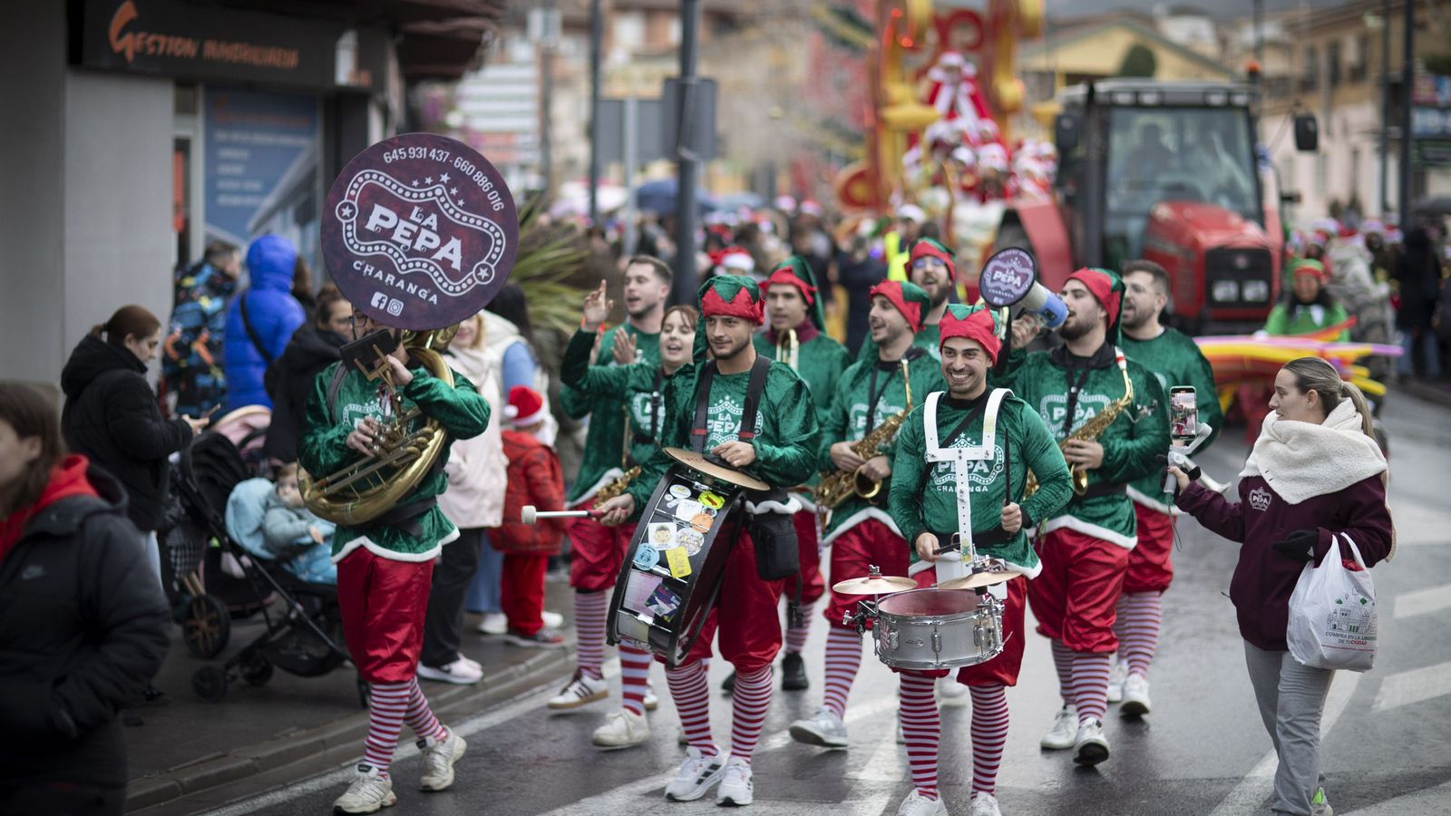 Los integrantes de la charanga La Pepa durante la Cabalgata de Mamá Noel en Otura