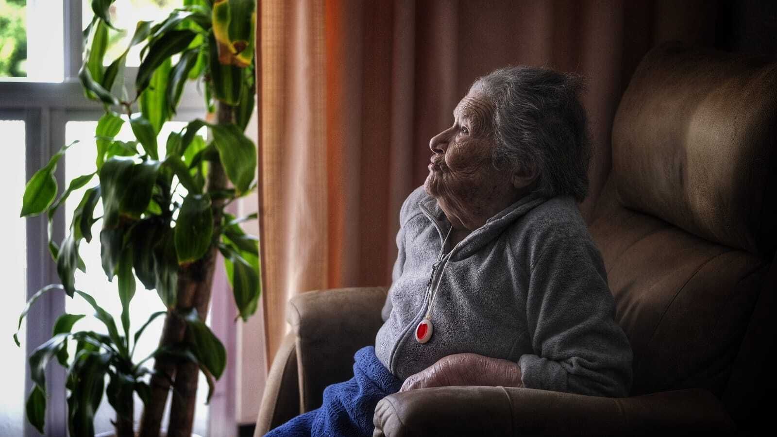 Francisca, usuaria del Servicio Andaluz de Teleasistencia, con el dispositivo en su hogar.