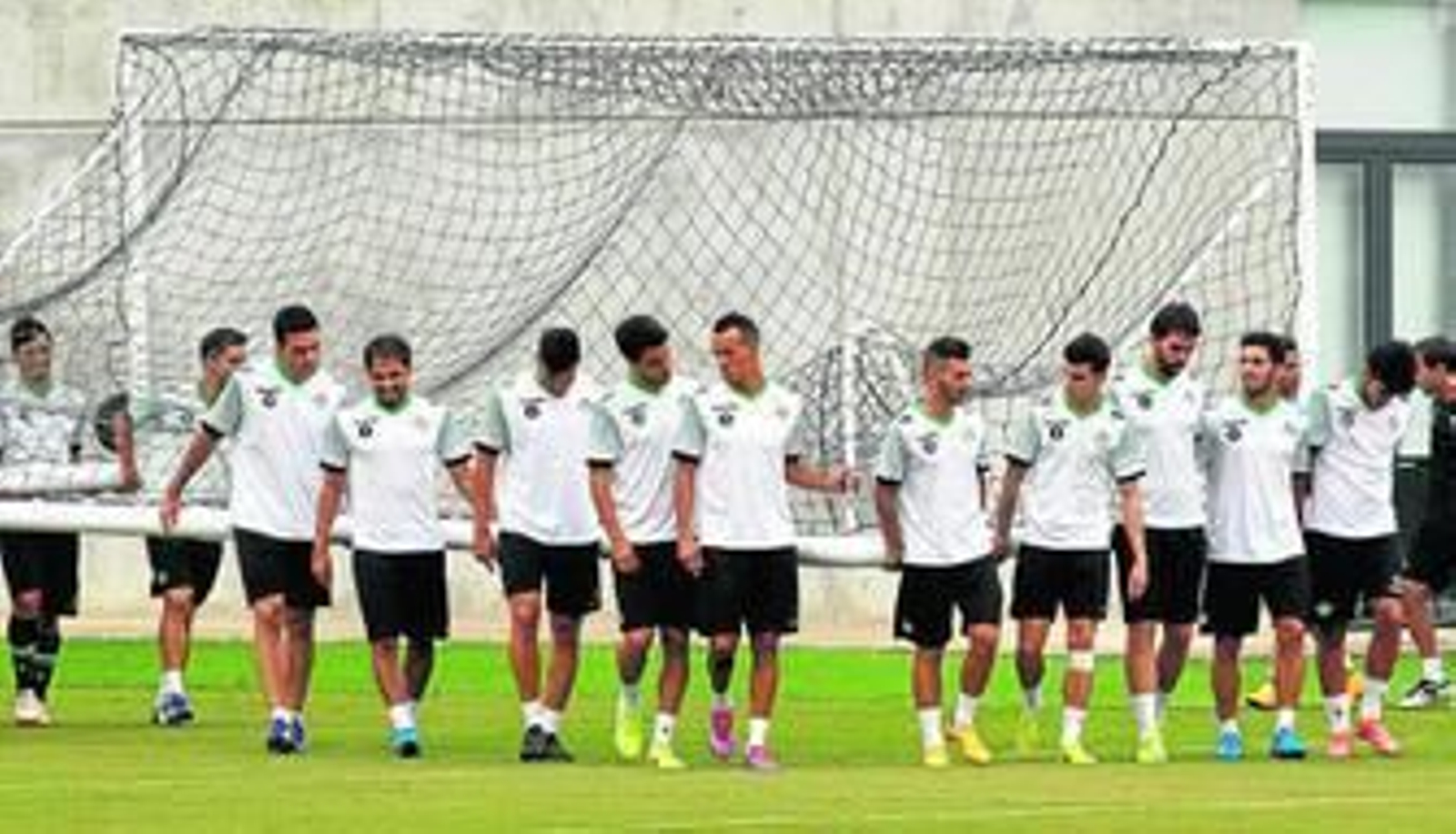La plantilla bética desplaza una portería en un entrenamiento.