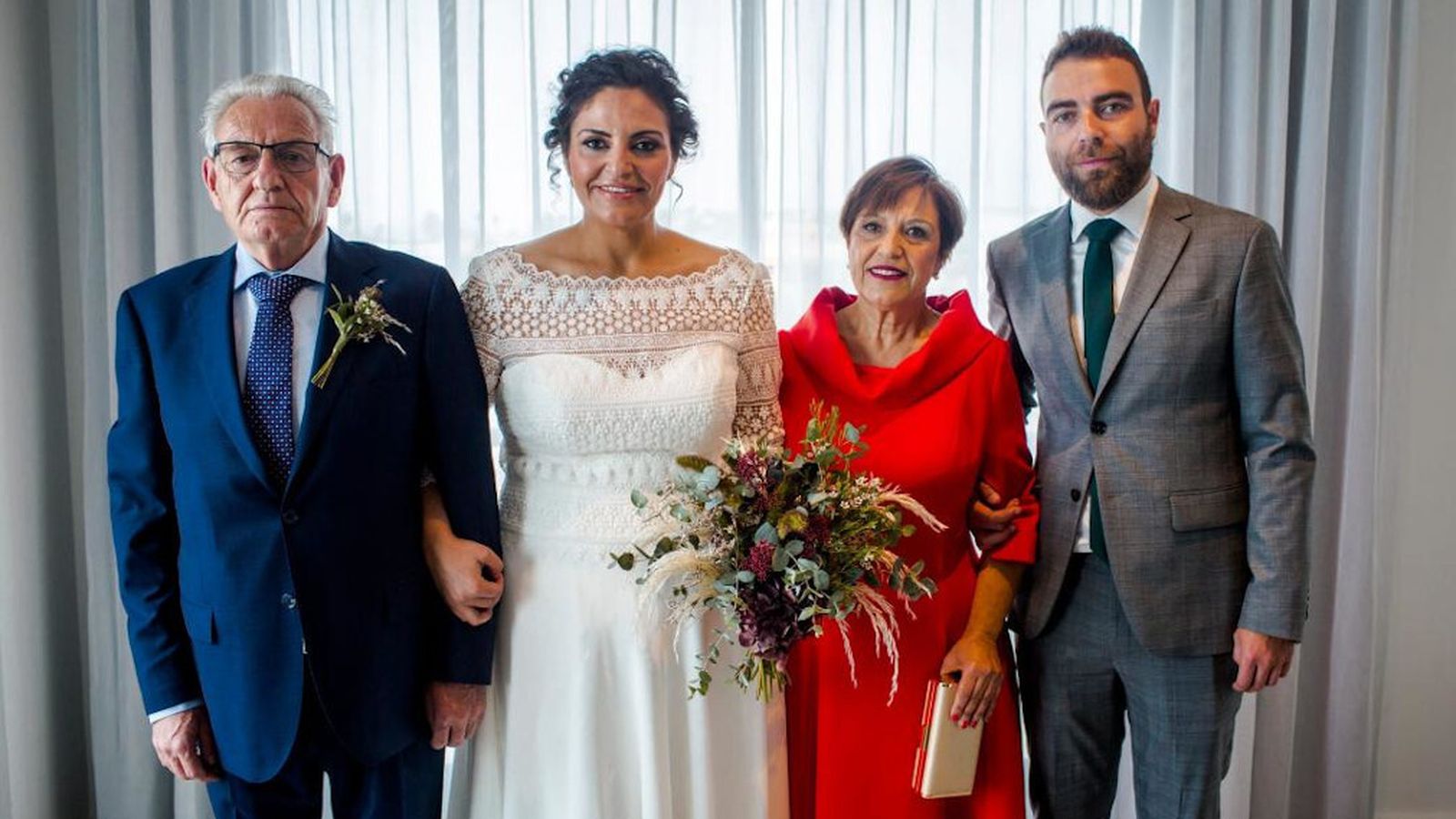 La novia con sus padres, Felipe González y Pilar Jiménez, y su hermano Felipe.