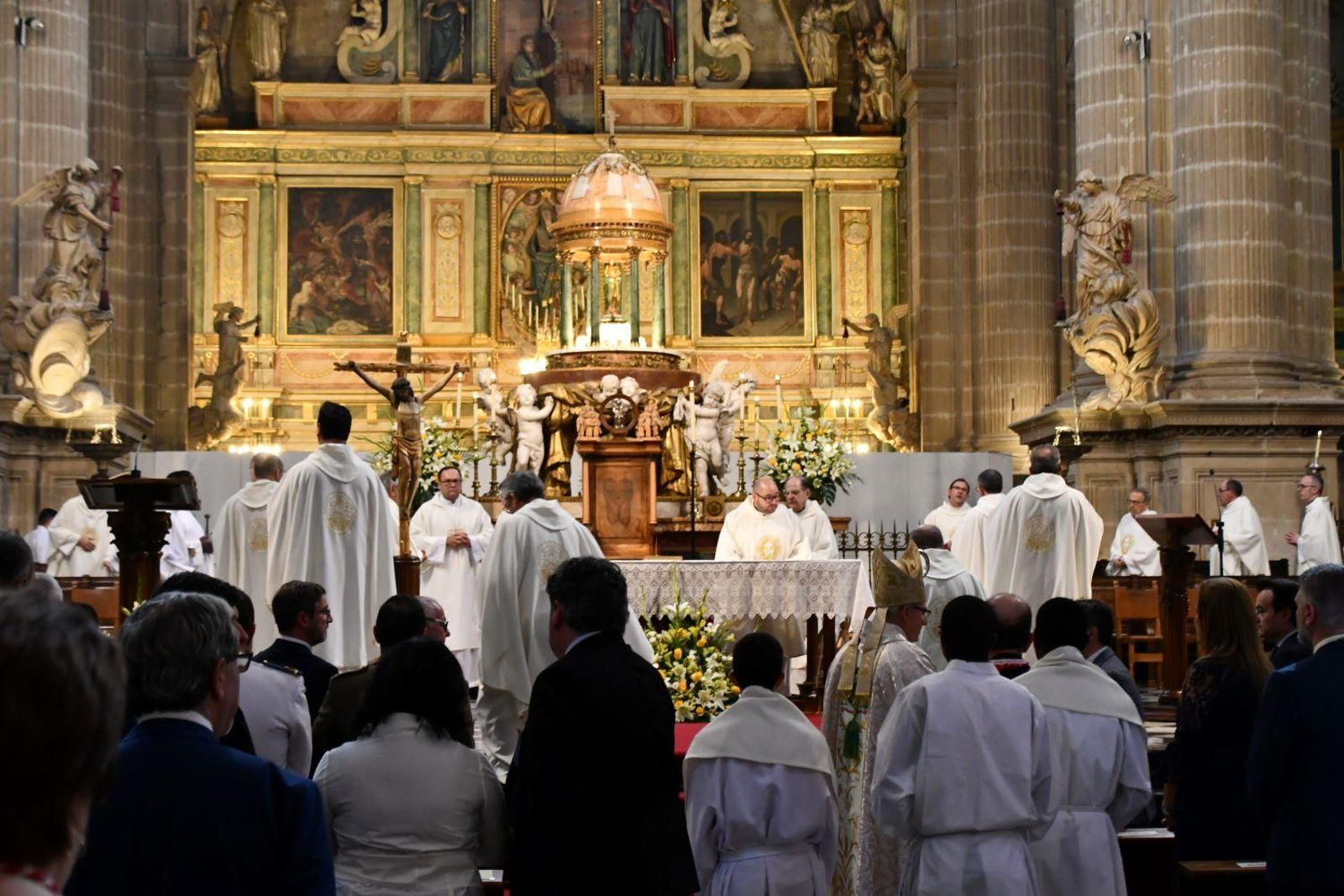 El Santísimo Sacramento llena de esperanza el corazón de los fieles jiennenses, en imágenes