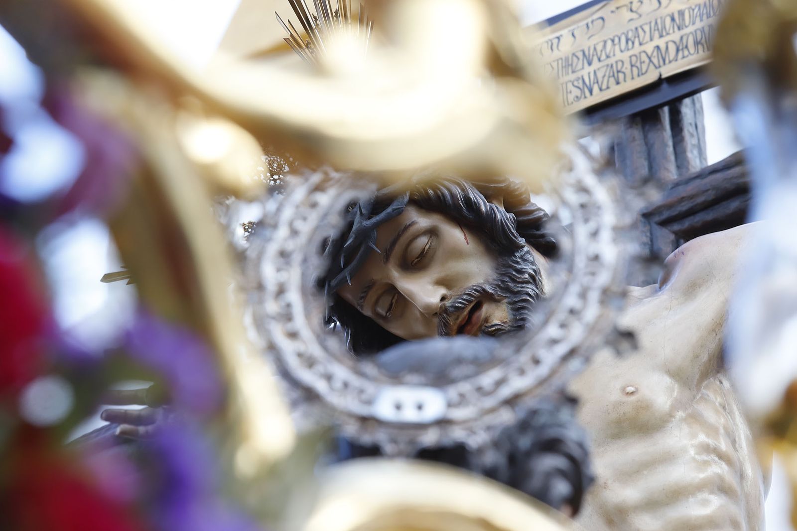 La Hermandad de la Sagrada Lanzada hace su estación de penitencia por las calles de Huelva