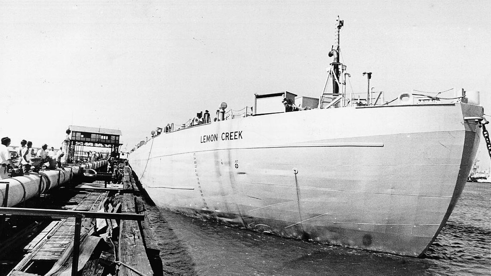 La barcaza "Lemon Creek", para el transporte de agua potable a Ceuta y Cádiz, partiendo del Muelle de Tharsis  en los 90.