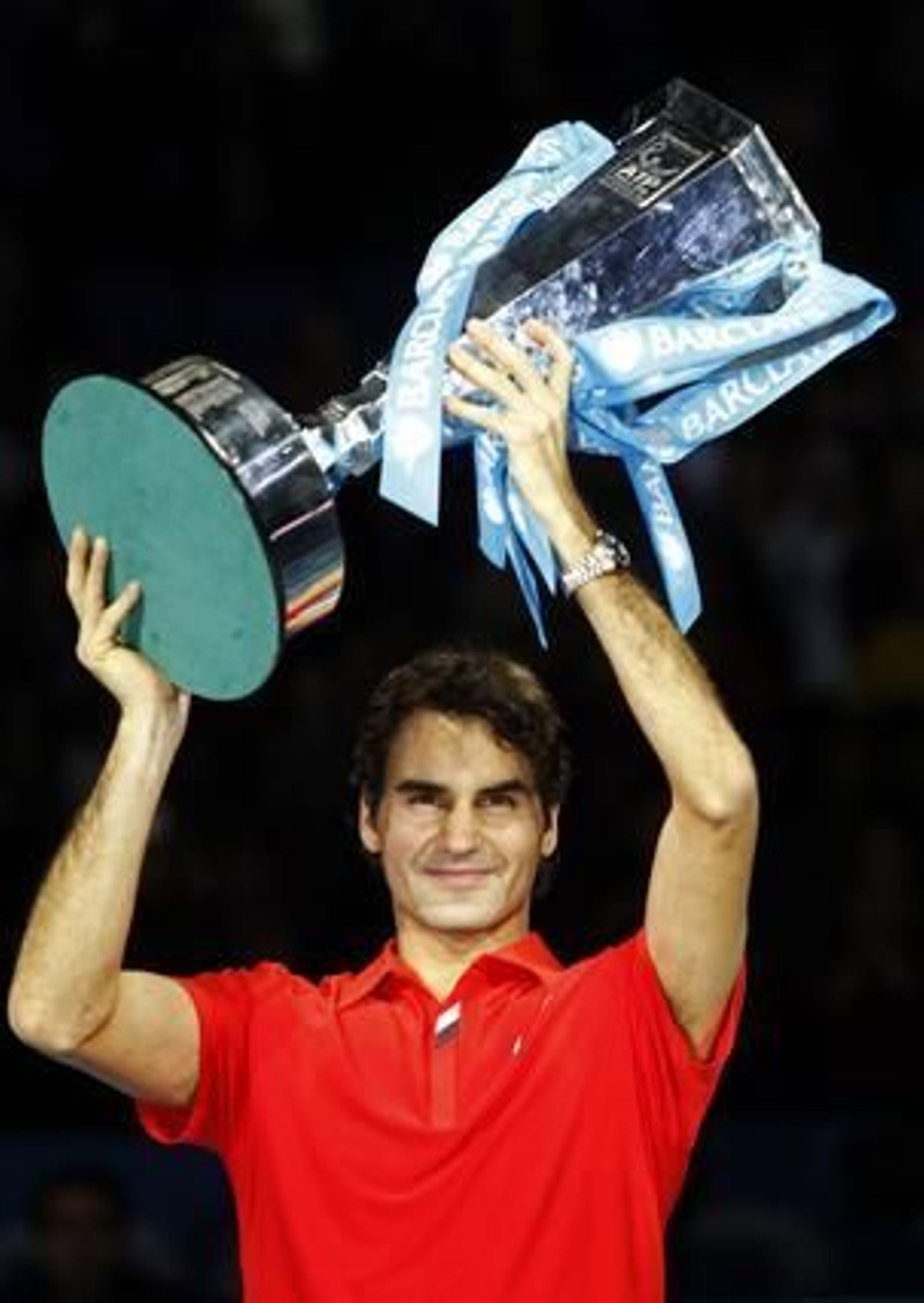 Federer posa con su 5º Copa de Maestros

Foto: REUTERS/AFP