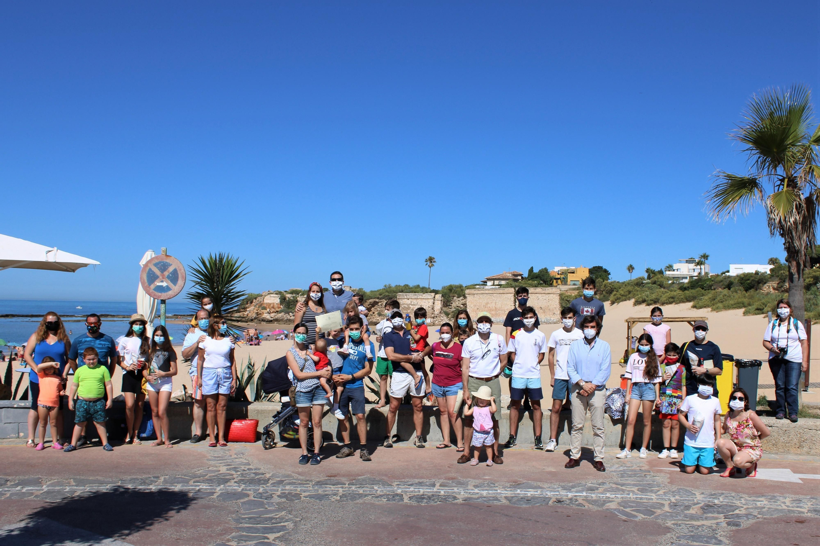 Millán Alegre visita a las familias de El Centro Inglés que han colaborado en la limpieza de la playa de La Muralla.