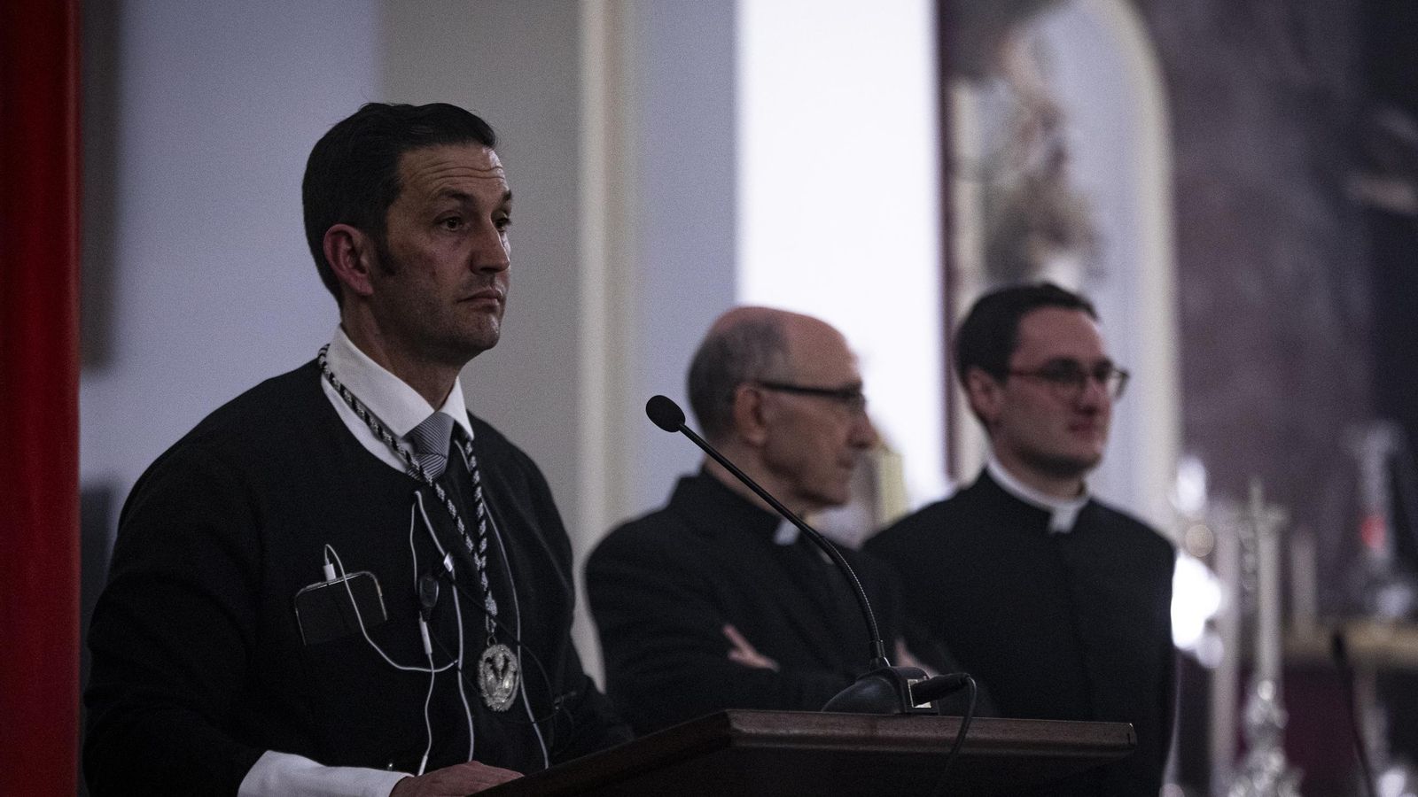 Momento en el que Caridad comunica su decisión de no salir.