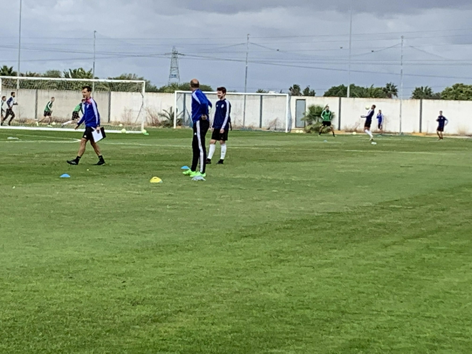 Alberto Monteagudo dialoga con Quique Rivero durante el entrenamiento de esta mañana del Recre.