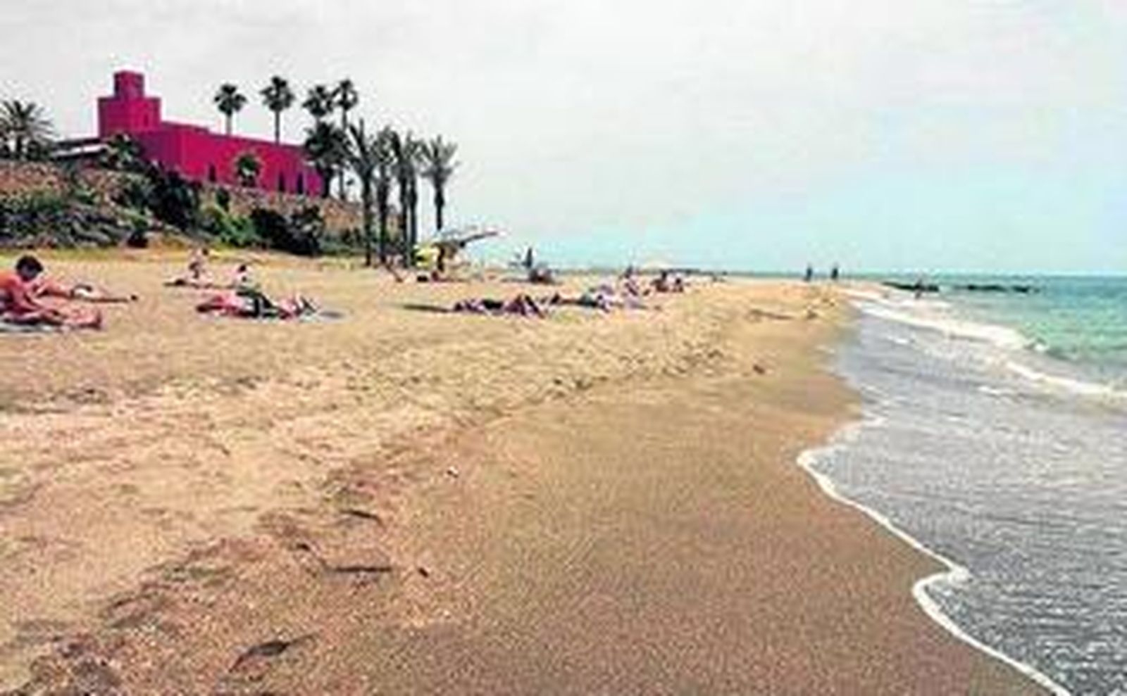 Bañistas tomando el sol en la playa de Bil-Bil.