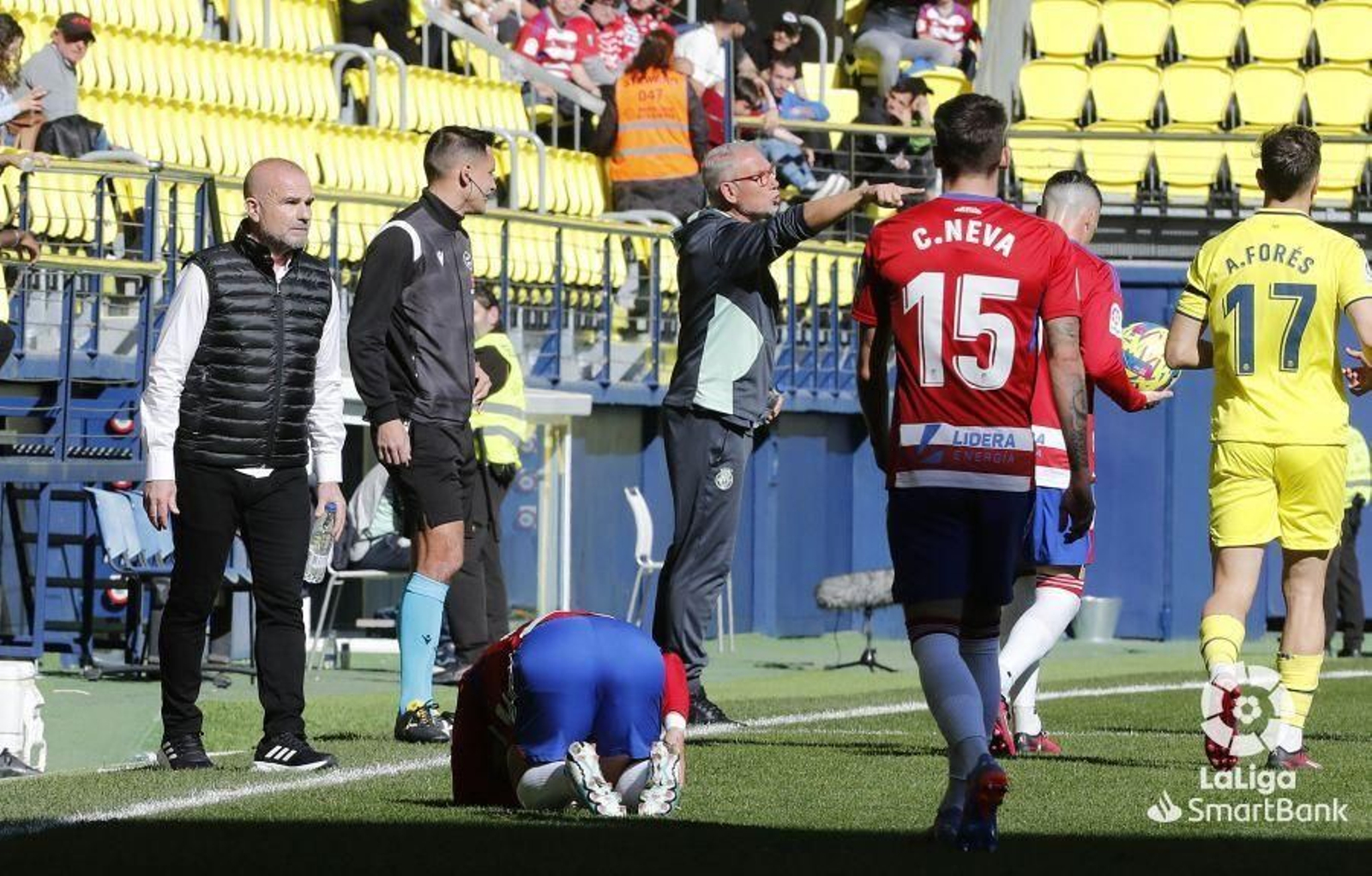 Miguel Álvarez da instrucciones a los suyos.
