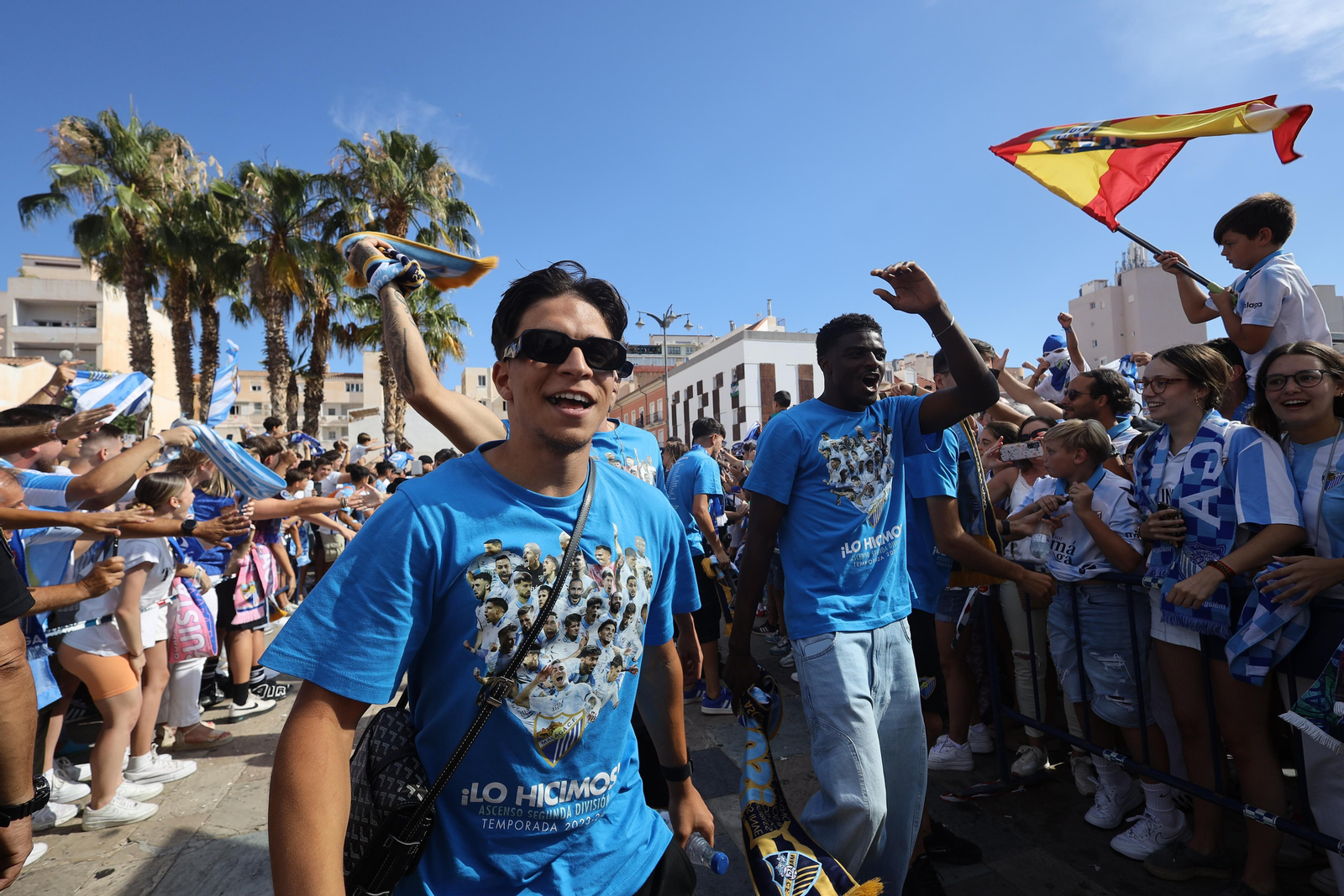 El malaguismo sale a la calle en avalancha: Las fotos de la celebración del ascenso