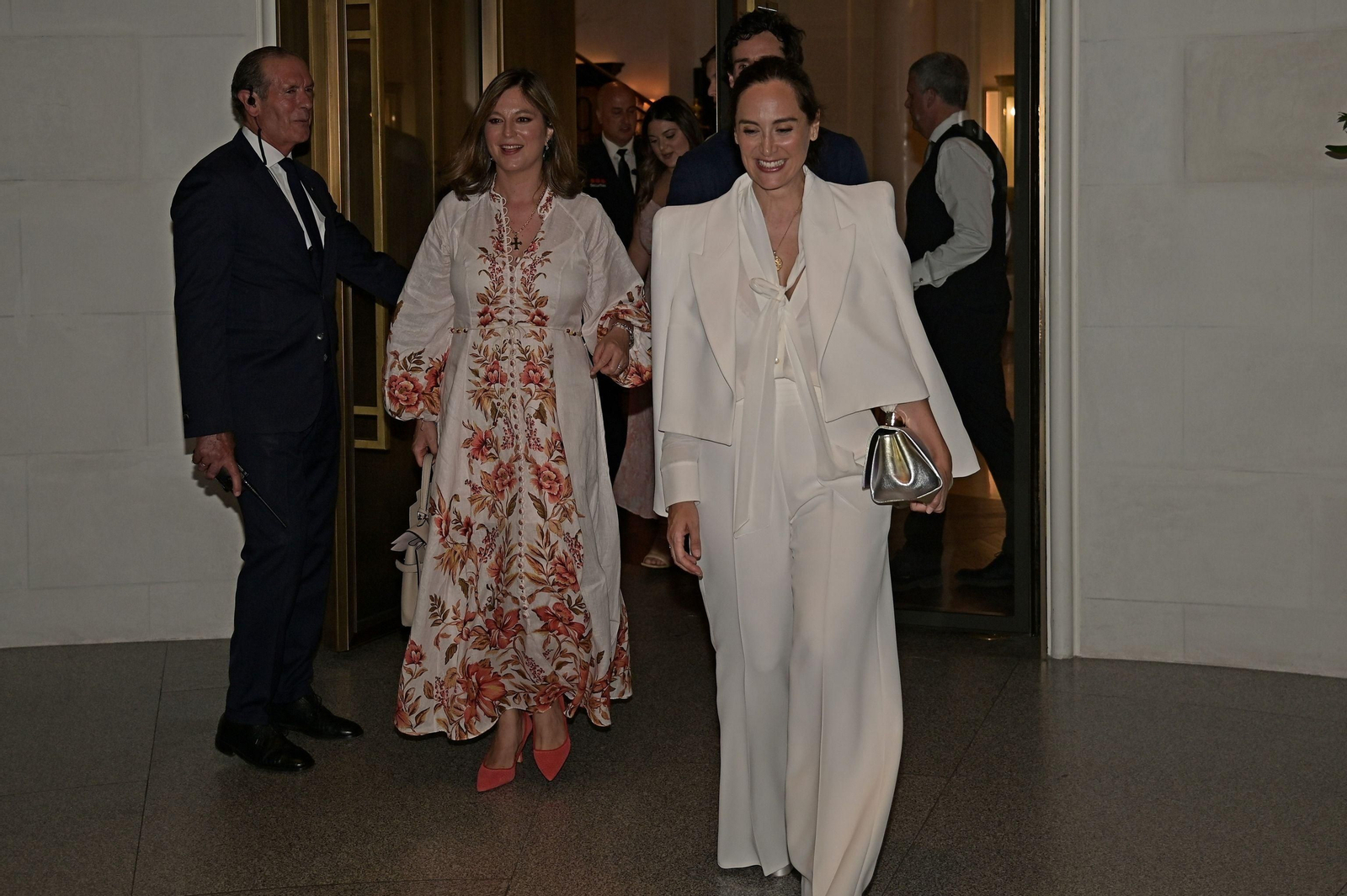 Tamara sale del Ritz junto a su hermana Chábeli