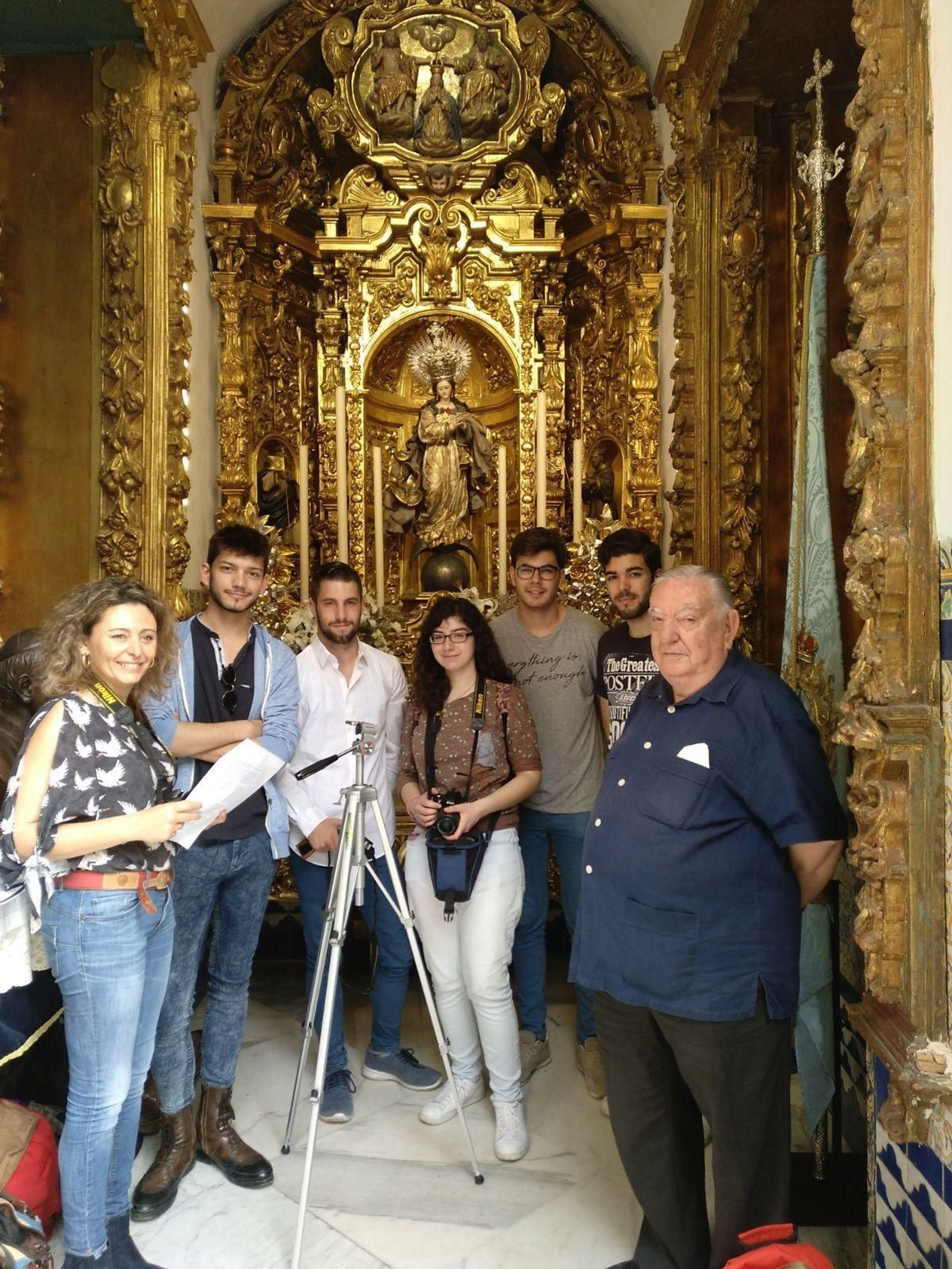 Los alumnos en la Capilla del Postigo.