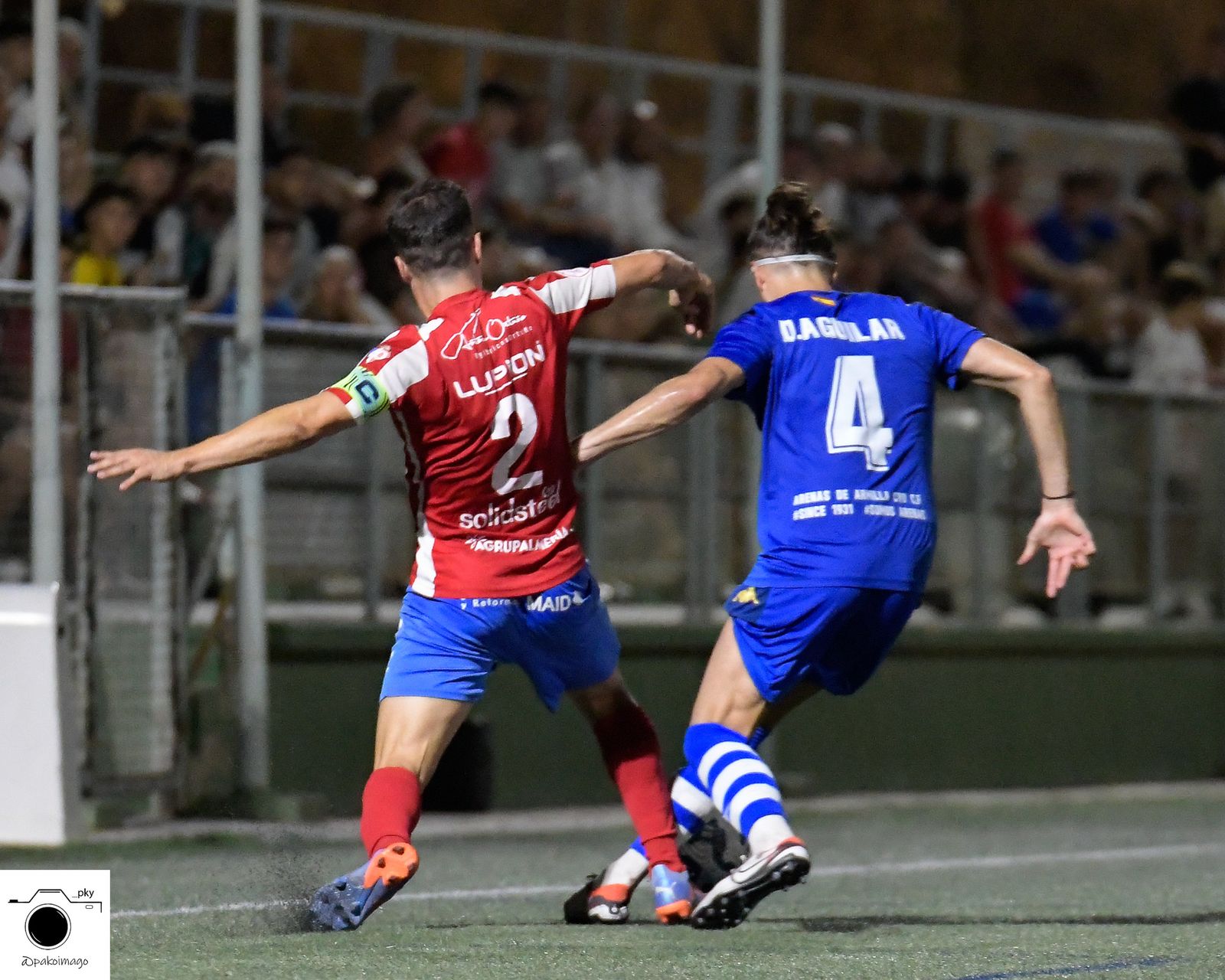 Linares trata de robar el balón a un jugador del Arenas de Armilla durante el encuentro de Copa RFAF que enfrentó a ambos equipos.