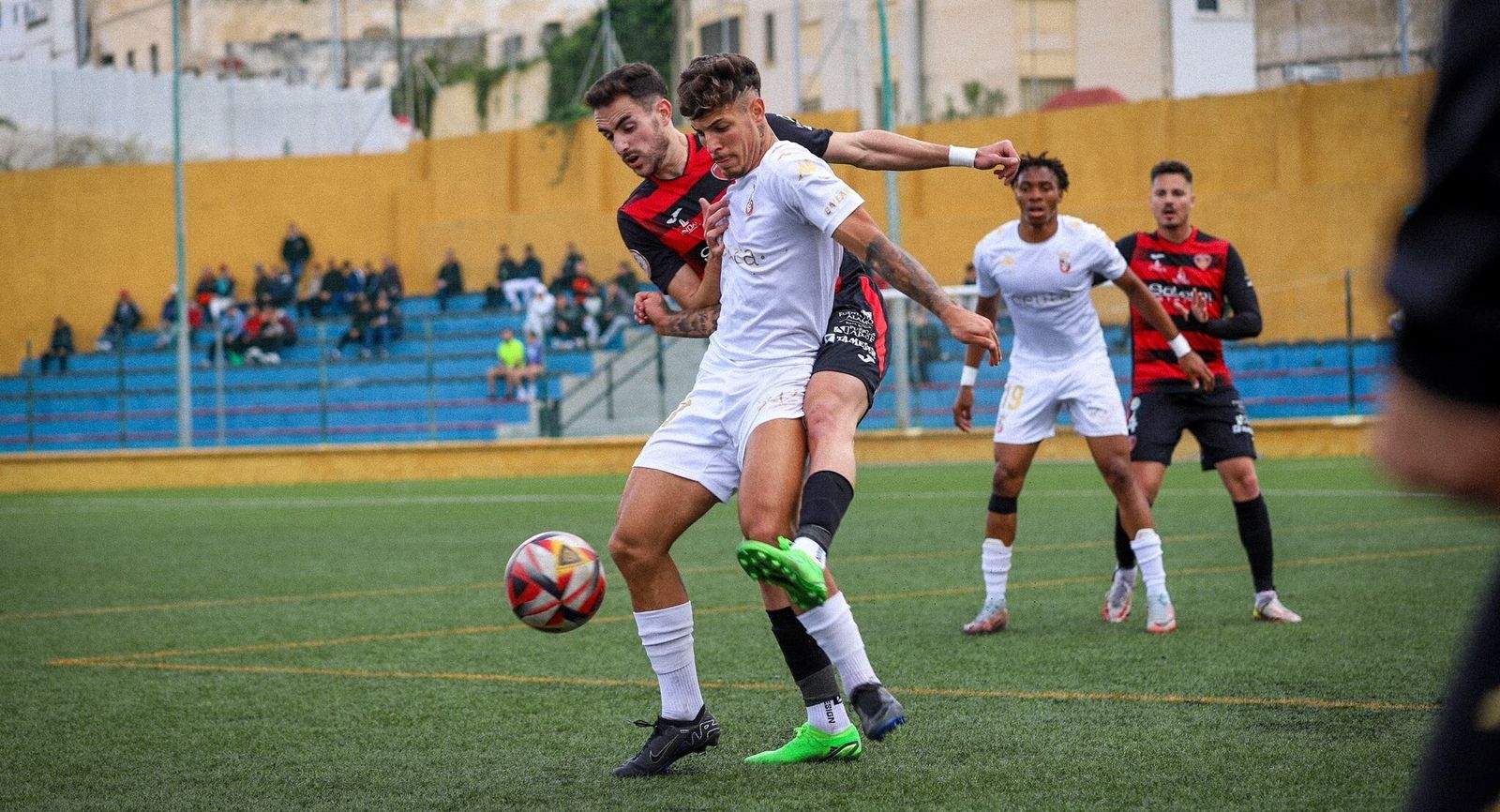 Juanjo Carmona disputa un balón con un jugador del Ceuta B.