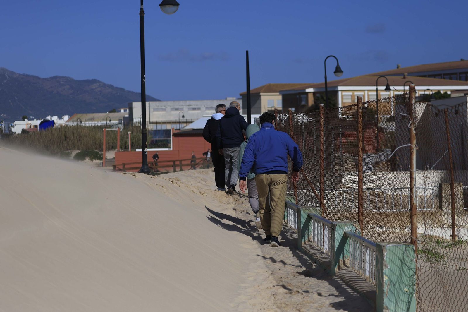 Las fotografías del paseo marítimo de Los Lances tras la borrasca Oriana