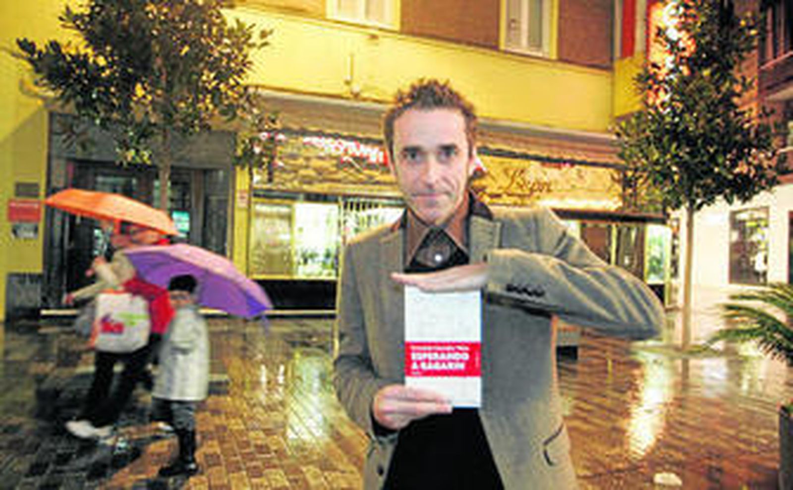 Fernando González Viñas, con su libro 'Esperando a Gagarin'.