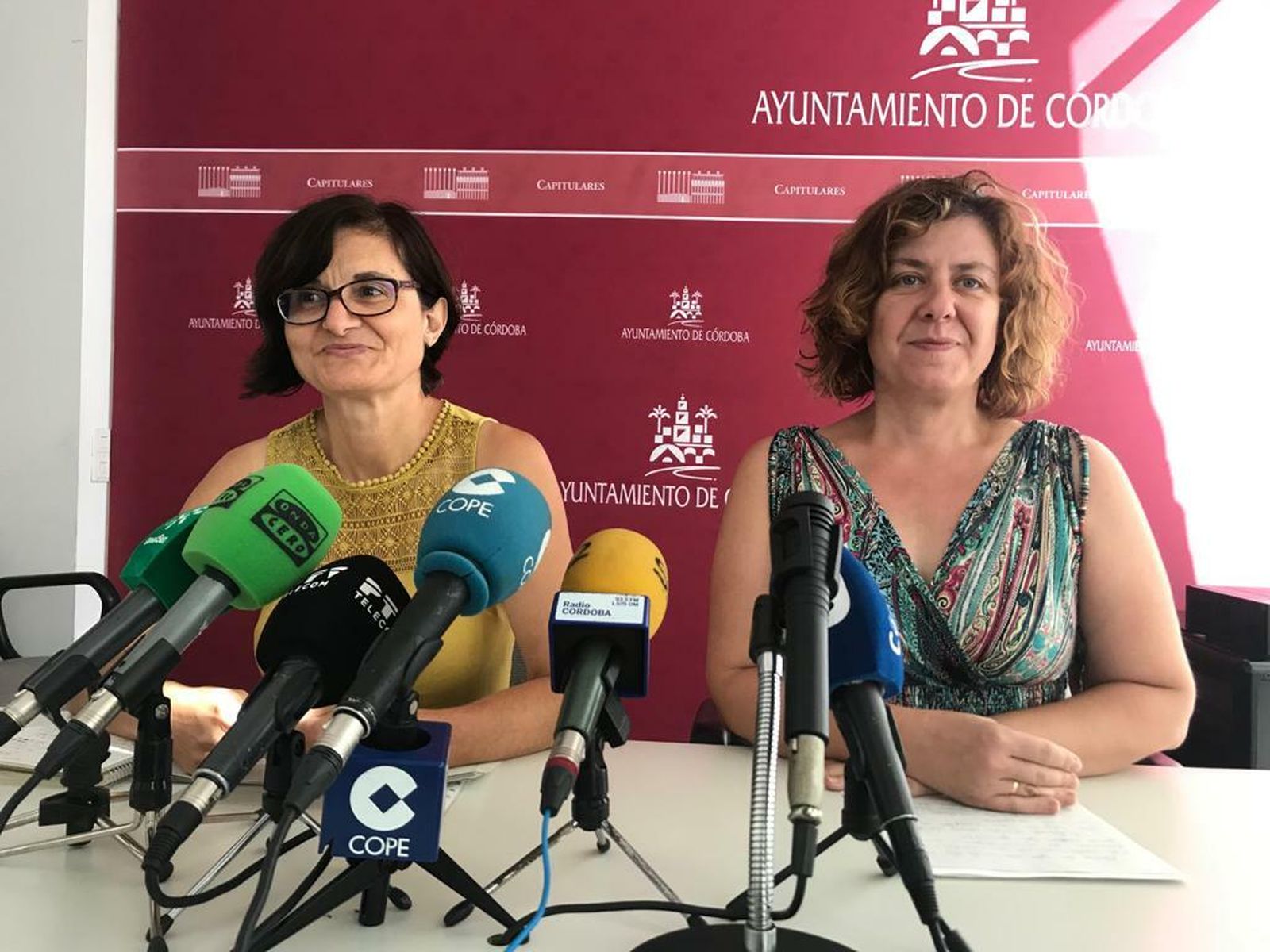 Amparo Pernichi comparece junto a Alba Doblas.