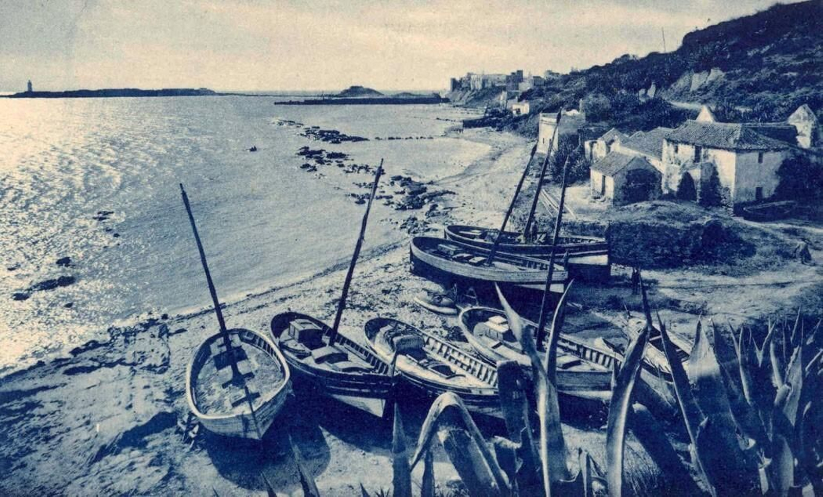 Barcas de pesca en la playa de la Caleta de Tarifa.