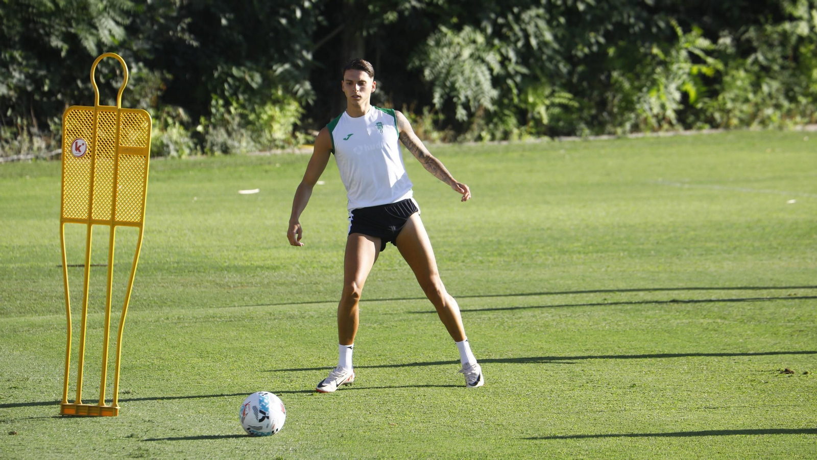 Álex Sala se ejercita durante un entrenamiento en la Ciudad Deportiva.