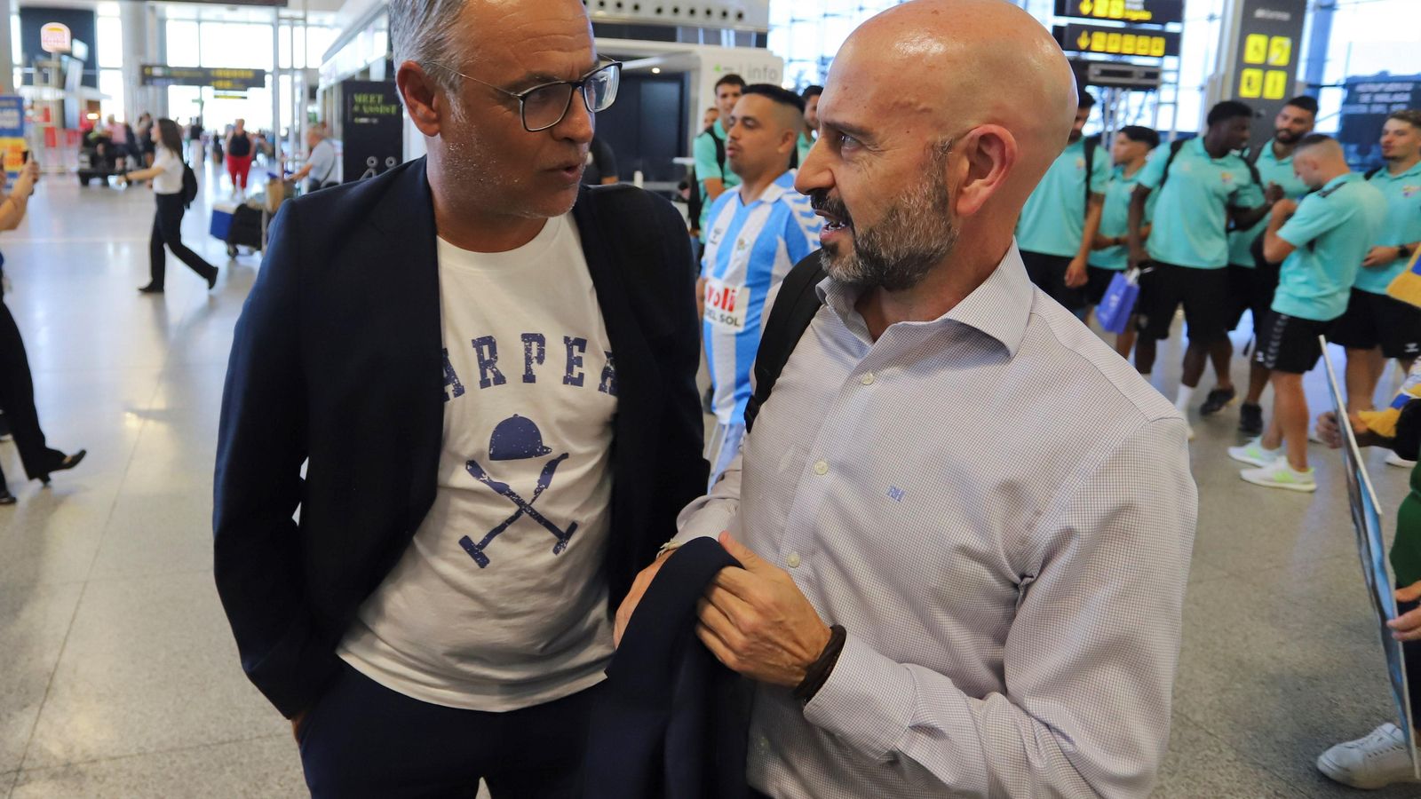 Las fotos de la afición despidiendo al Málaga en el aeropuerto antes de ir a Tarragona