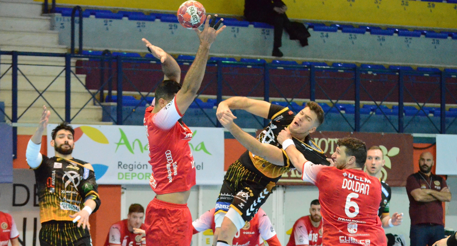 David Estepa lanza por encima de la defensa del Cuenca. David Estepa lanza por encima de la defensa del Cuenca.
